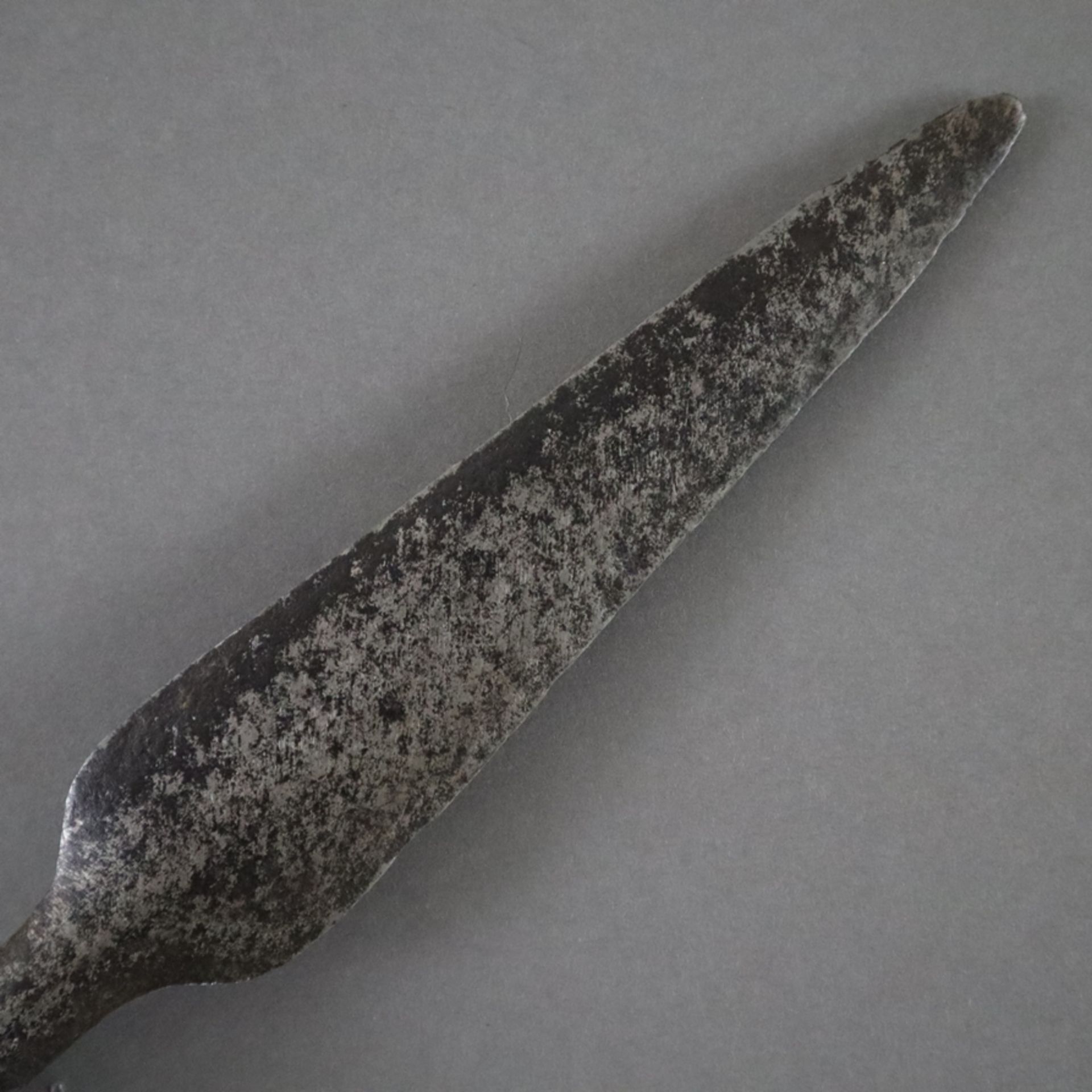 Speer mit Scheide - Indonesien, wohl 19./20. Jh., lanzettförmiges Blatt von ca. 19 cm Länge, leicht - Image 5 of 5