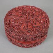 Lackdose - China 20. Jh., rote runde Deckeldose mit reliefiertem Drachendekor aus mäandrierenden Dr