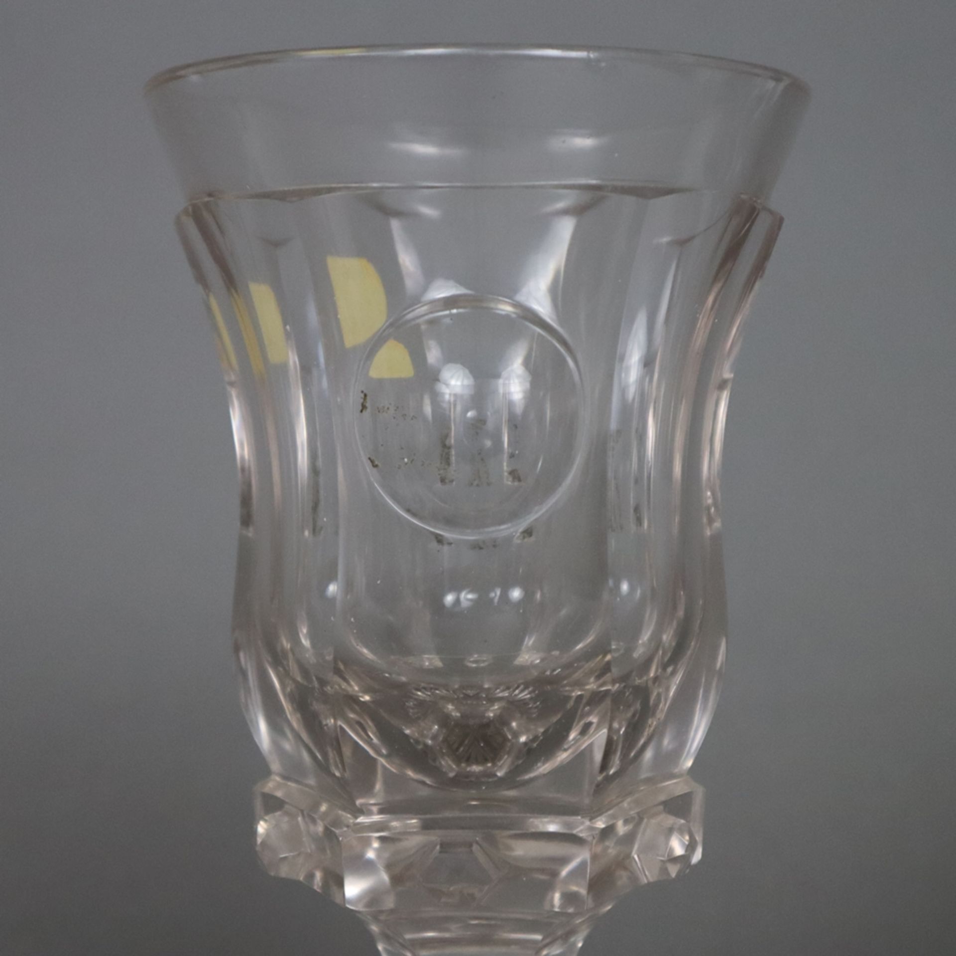 Großes Kelchglas - 19. Jh., wohl Böhmen, dickwandiges Klarglas, über gezacktem Fuß facettierter Sch - Image 2 of 7