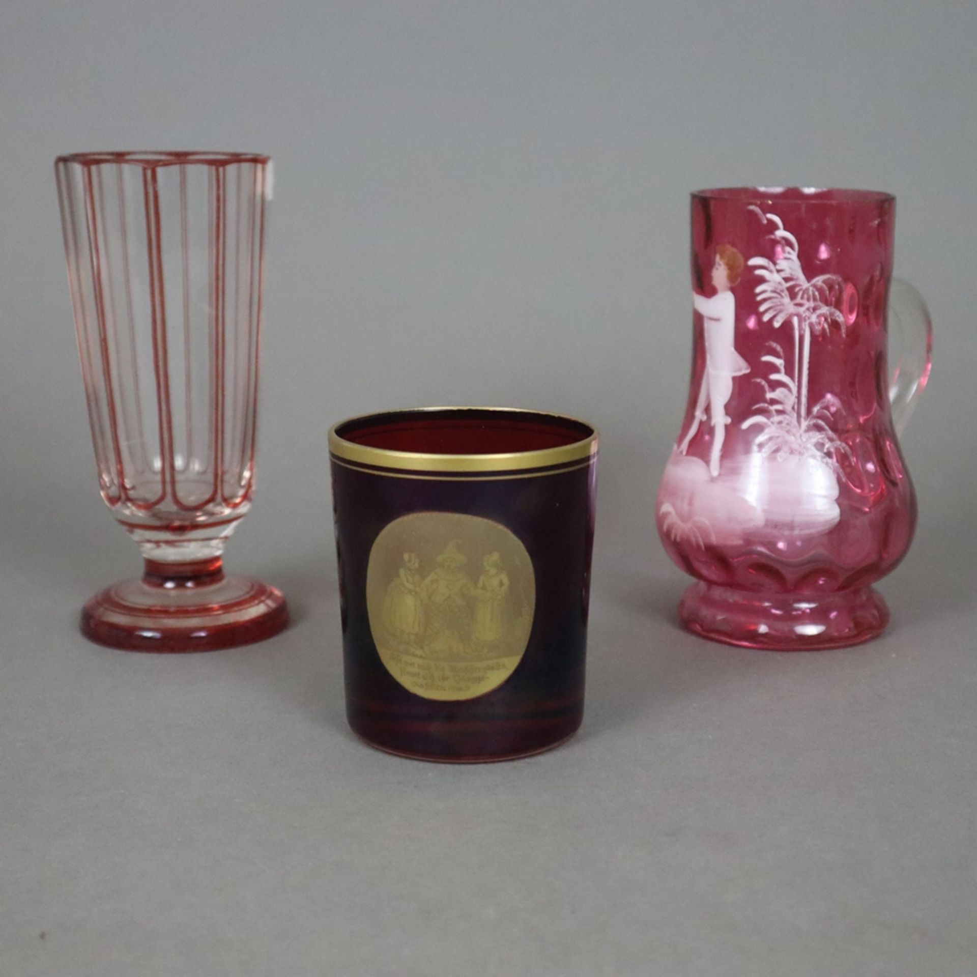 Konvolut antikes Glas - 19. Jh., 3-tlg.: 1x Fußglas, Klarglas, teils rubinrot gebeizt, auf rundem g