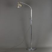 Art Déco-Stehlampe - 1920/30er Jahre, lange Stange auf Rundfuß, höhenverstellbar, beweglicher Schla