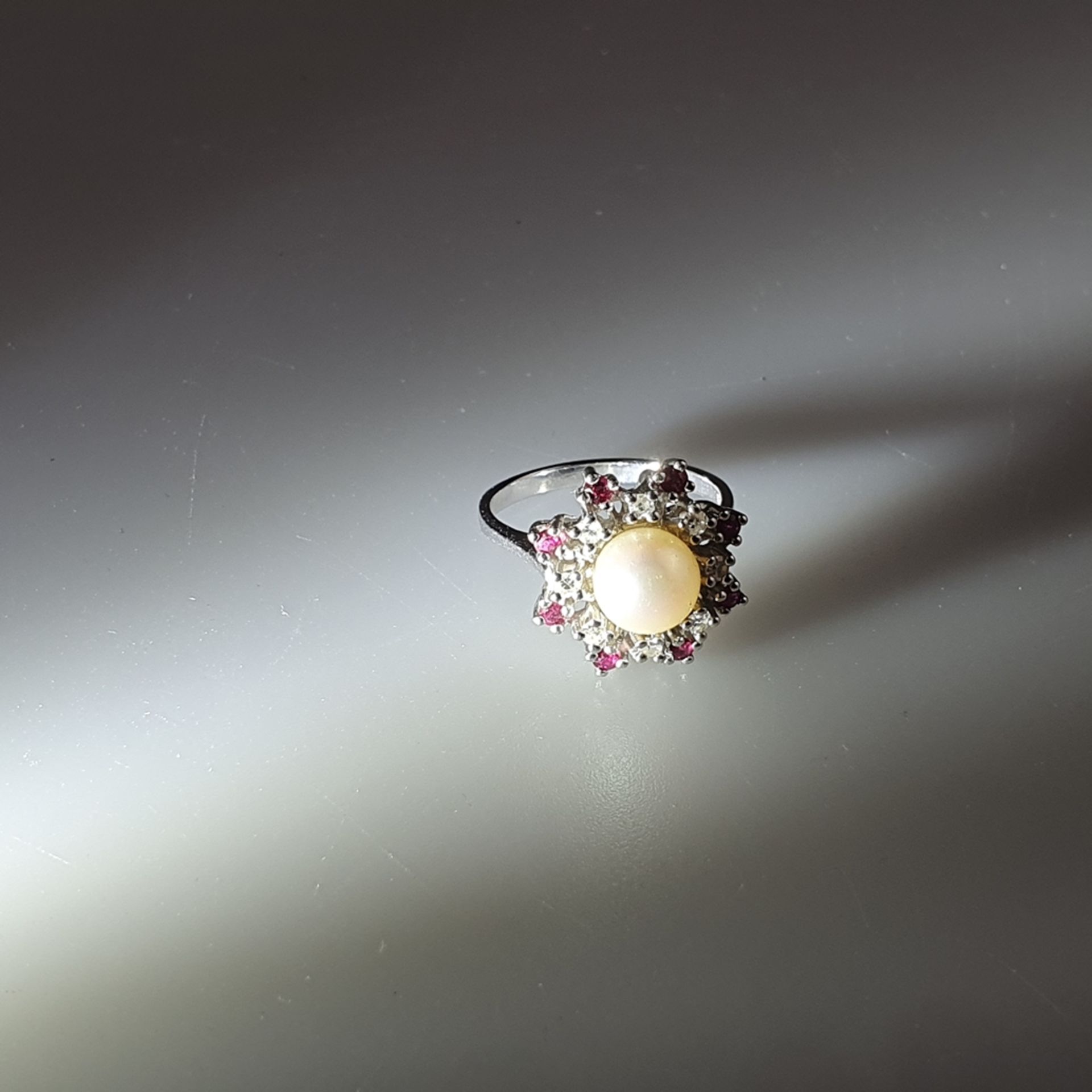 Perlring mit Diamant- und Rubinbesatz - Gelbgold 585/000 (14K), gestempelt, zentrale Perle von 8mm- - Image 7 of 7