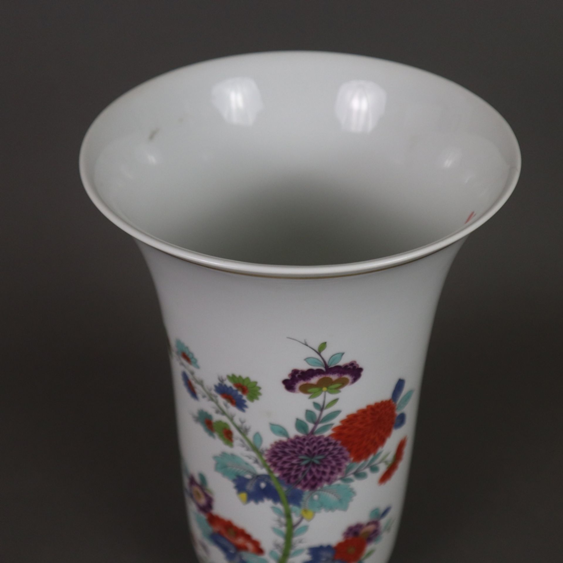Vase - Meissen, 20.Jh., "Kakiemon"-Dekor, glockenförmige Wandung auf eingezogenem konischem Fuß, Fo - Bild 2 aus 10