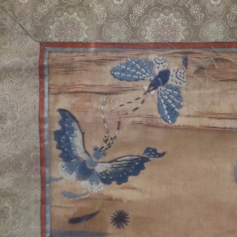 Seidenstickerei - China, 19./20. Jh., Seide/Seide, in Weiß und Blautönen gestickte Fledermäuse auf - Image 4 of 8