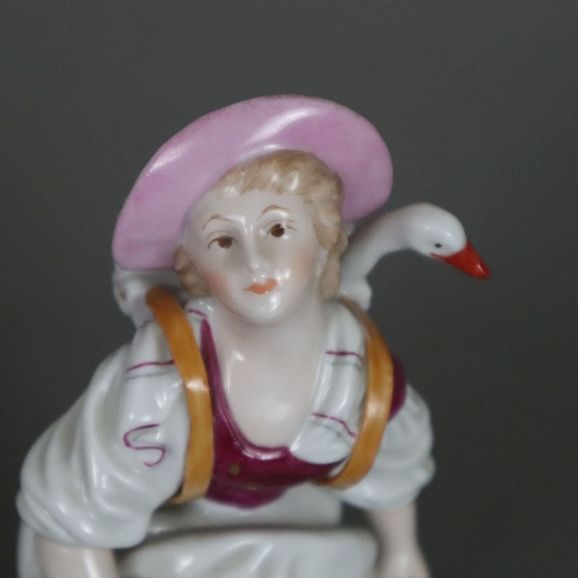 Zwei Porzellanfiguren - Hoechst, 20. Jh., Porzellan, polychrom bemalt, 1x junge Bäuerin mit erlegte - Bild 2 aus 10