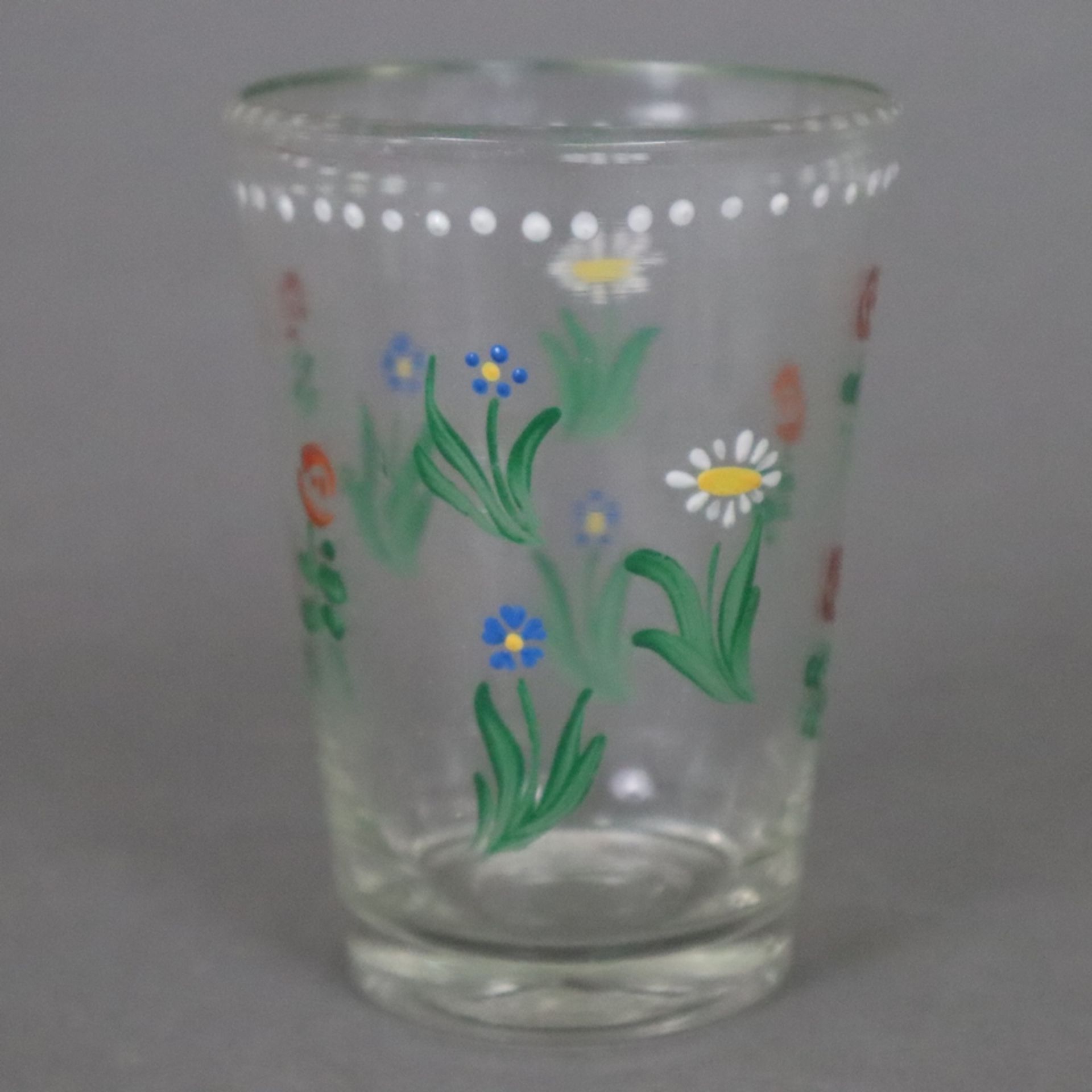 Zwei Gläser - 19. Jh., farbloses Glas, 1x Fußglas, 9-fach facettiert, floral bemalt, Reste der Gold - Image 2 of 10