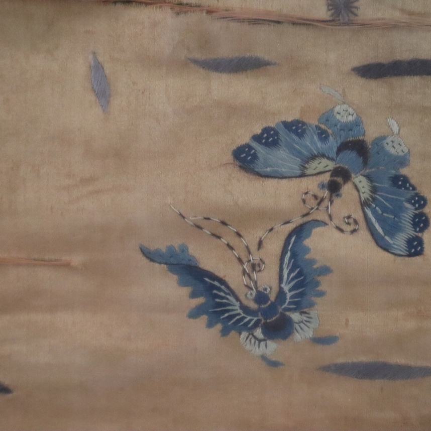 Seidenstickerei - China, 19./20. Jh., Seide/Seide, in Weiß und Blautönen gestickte Fledermäuse auf - Image 5 of 8