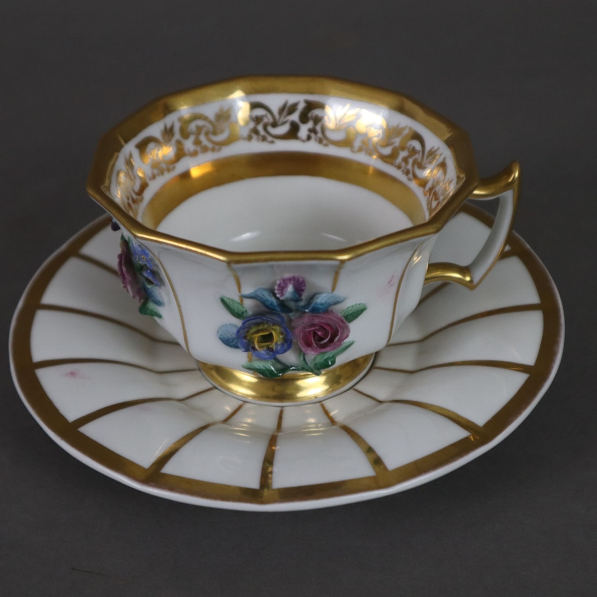 Zwei Tassen mit Untertassen - 19. Jh./um 1900, Porzellan, reicher Golddekor, 1x große Tasse mit pol - Bild 5 aus 7