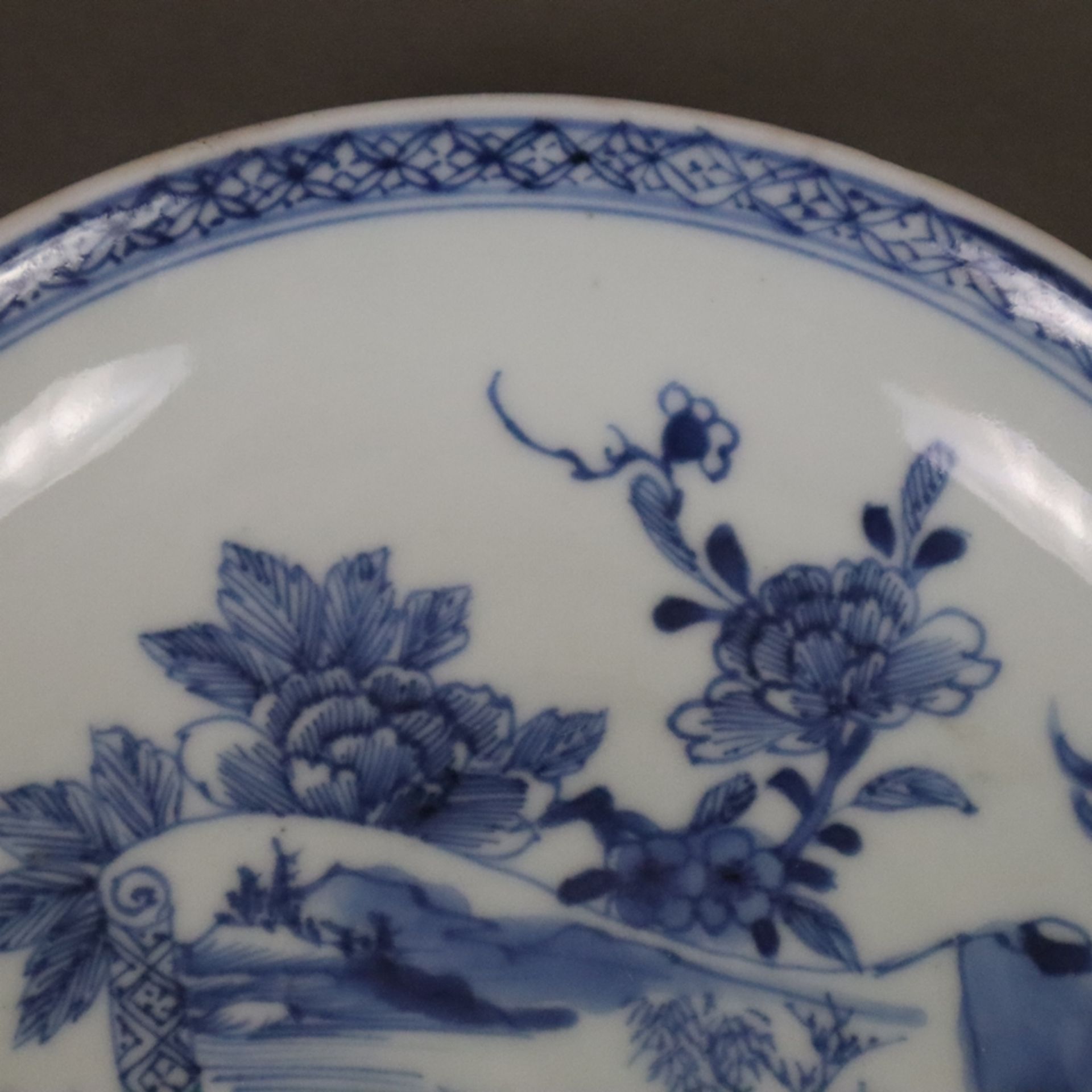 Zwei kleine Teller - China, späte Qing-Dynastie, jeweils bemalt in Unterglasurblau mit offener Bild - Image 5 of 9