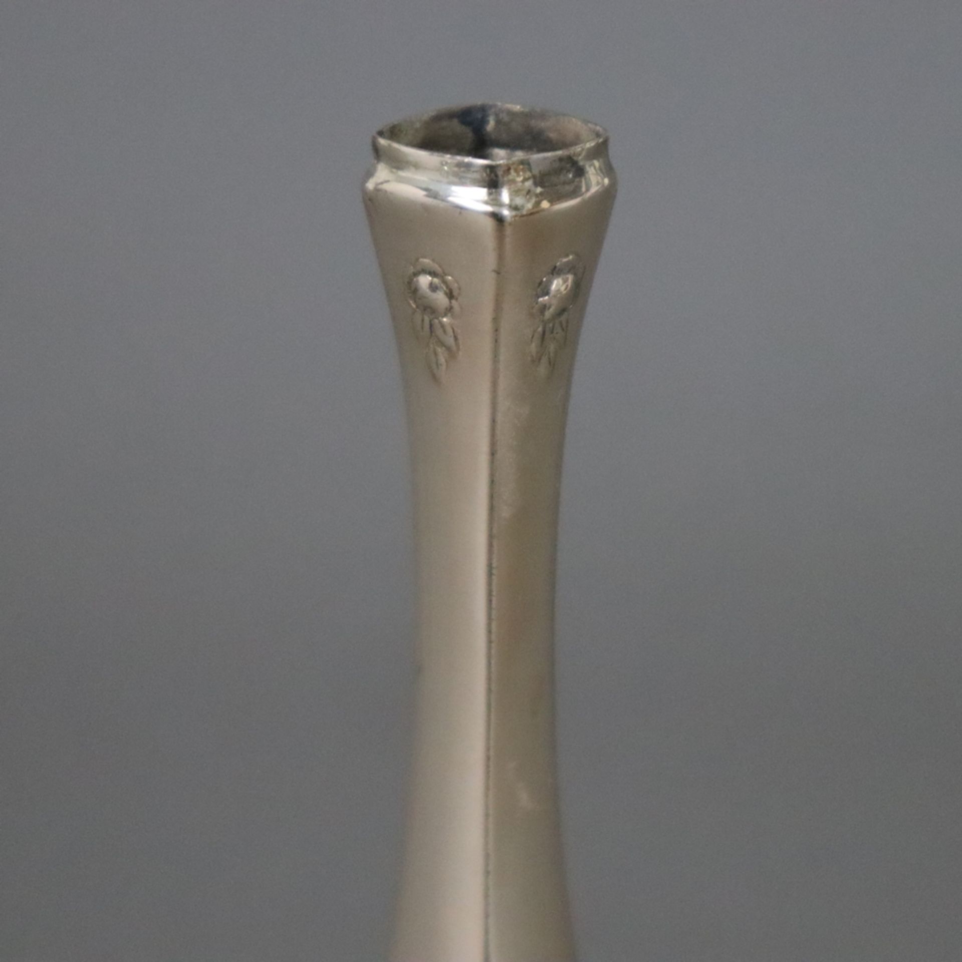 Kleine Ziervase - 800er Silber, schmale Form auf viereckigem Fuß (beschwert), relieferter Blumendek - Bild 2 aus 5