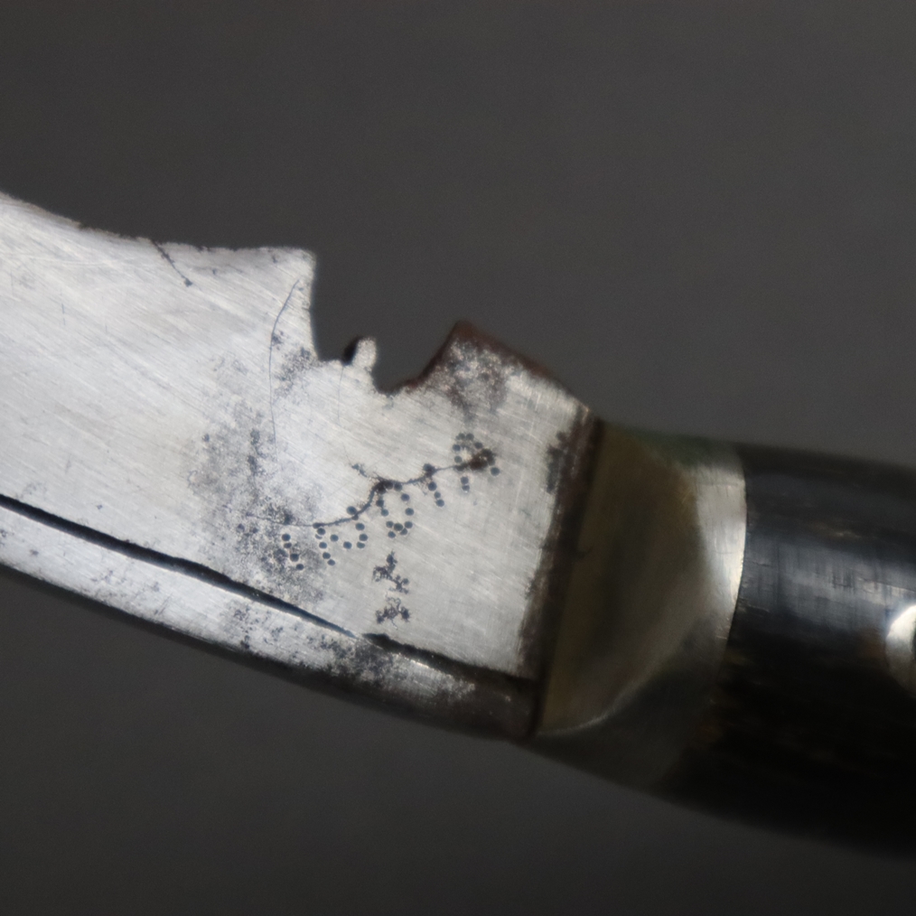 Zwei Kukri-Messer - Indien 20.Jh., typische gebogte Klinge mit Klingenkerbe, Holzgriff, Holzscheide - Image 4 of 9
