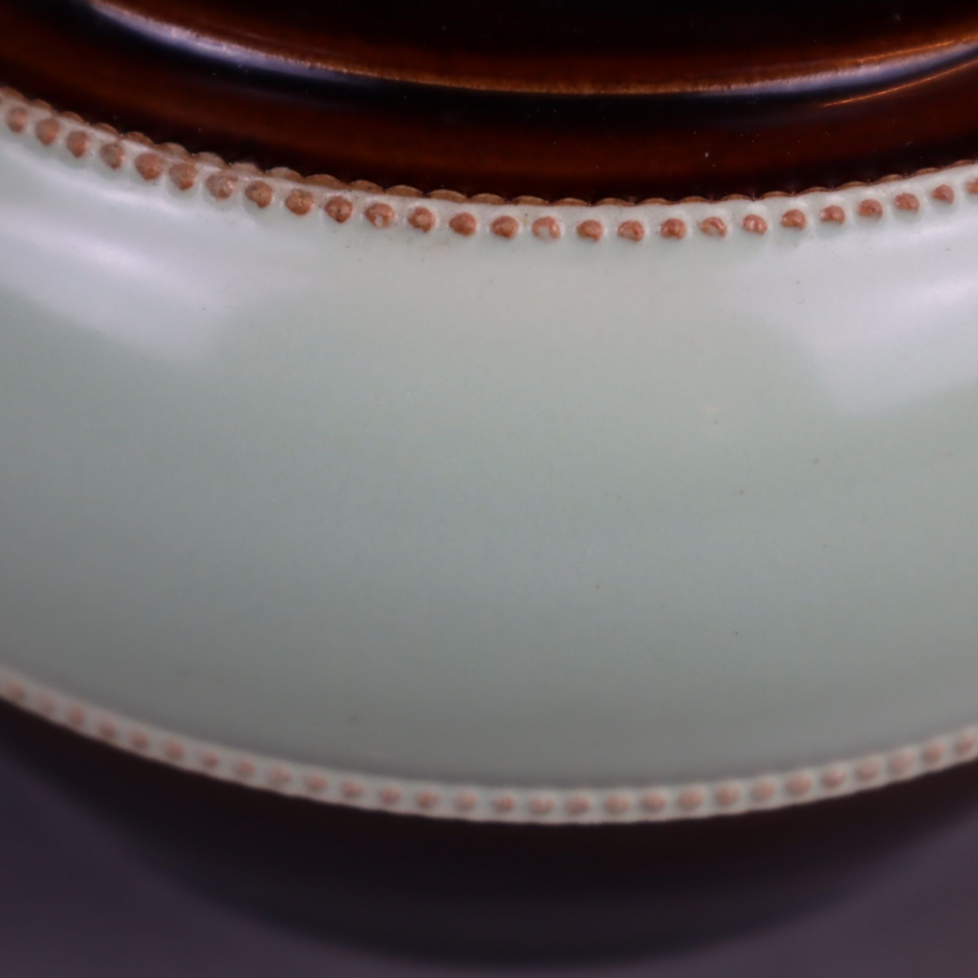Keramik-Tabaktopf - sandfarbener Scherben, Glasur in Braun und Lindgrün, gebauchte Wandung auf zurü - Bild 4 aus 5