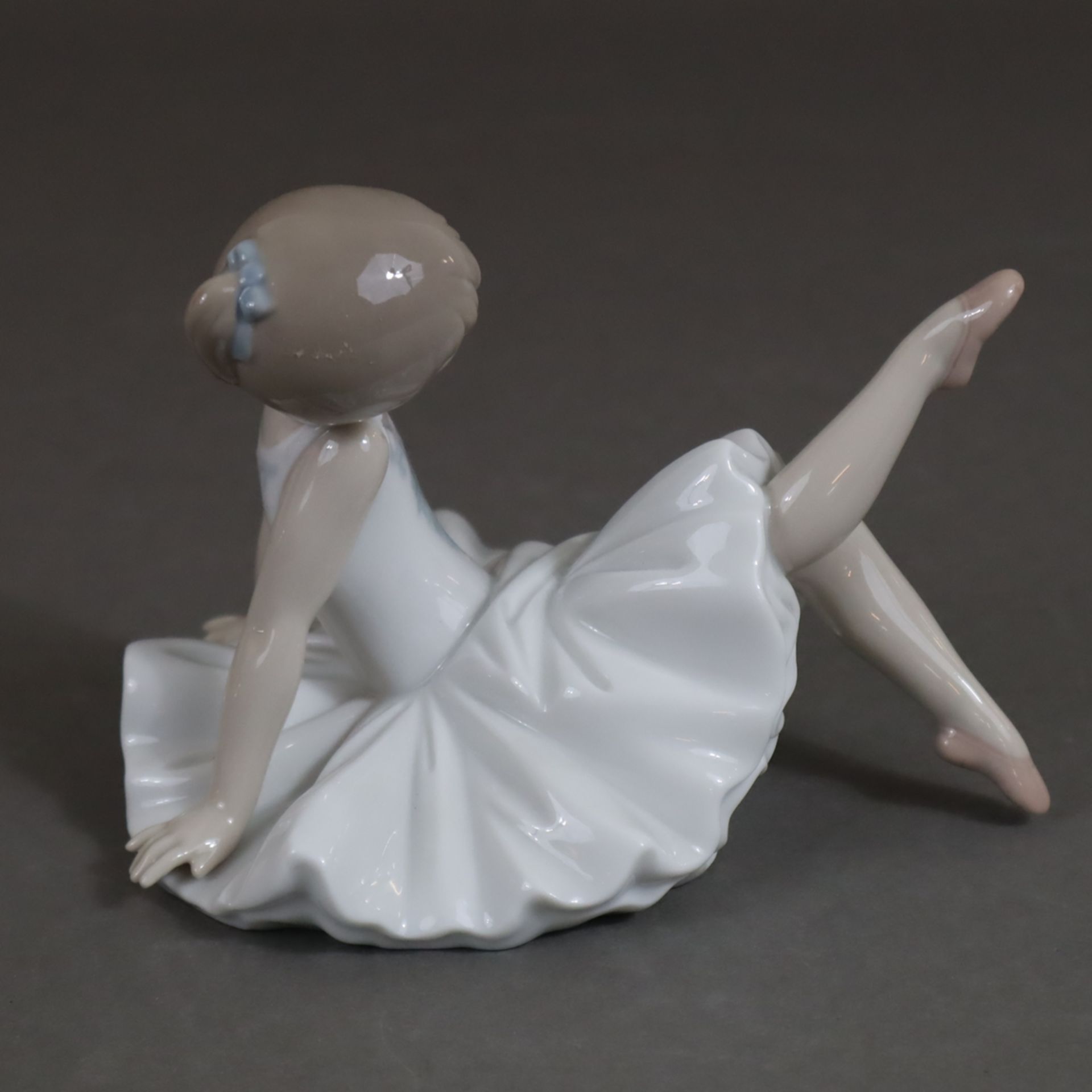 Porzellanfigur "Kleine Ballerina III", Lladro, Spanien, Modellnr. 8127 (Produktion 2010 eingestellt - Bild 2 aus 8