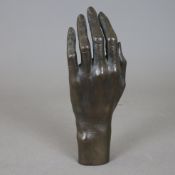 Schlanke Bronzehand - naturalistischer Bronzeabguss, braune Patina, Länge 21,5 cm, Breite bis 8,5 c