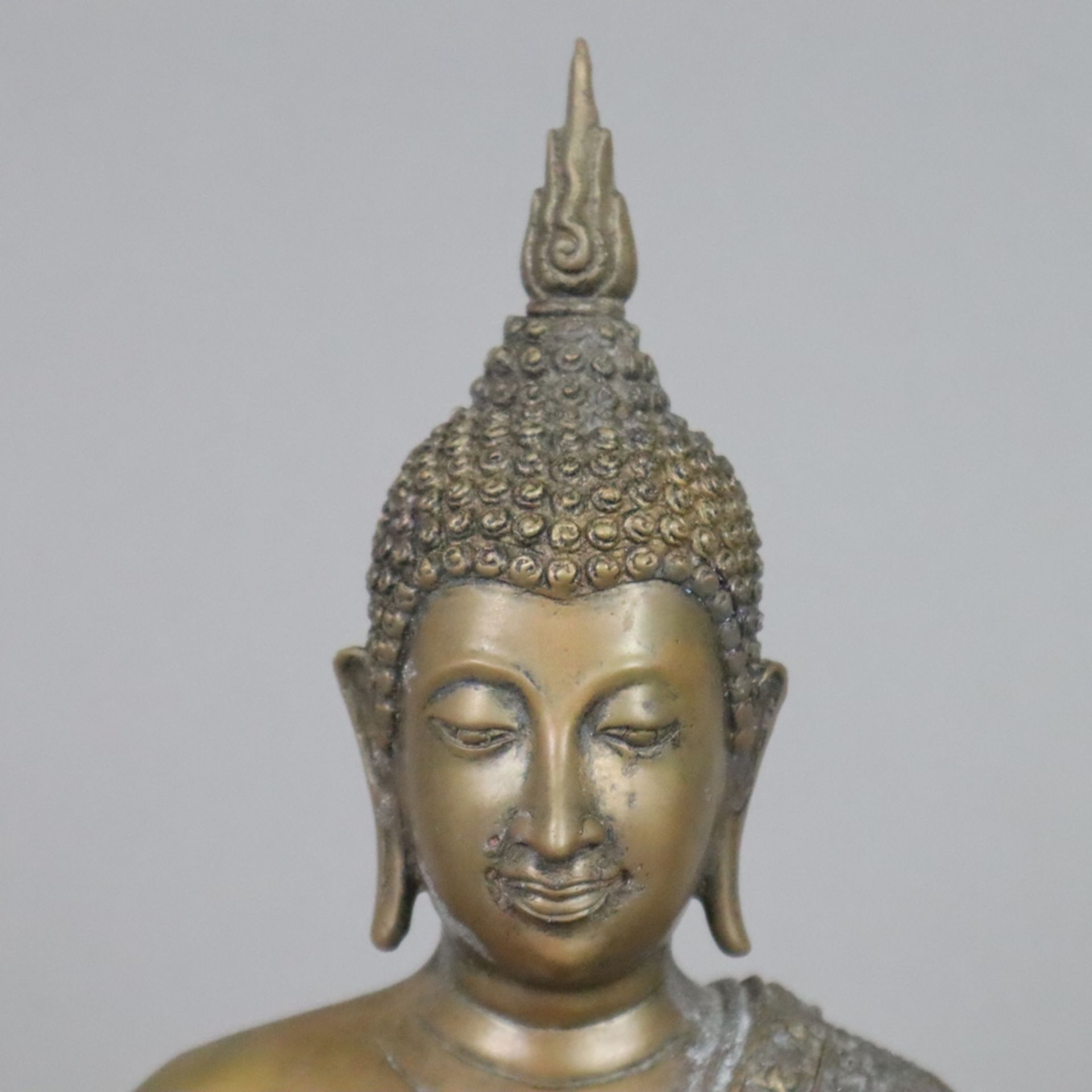 Buddha Maravijaya - Thailand, Bronzelegierung, in sattvasana auf Sockel mit floralem Fries, die rec - Bild 2 aus 9