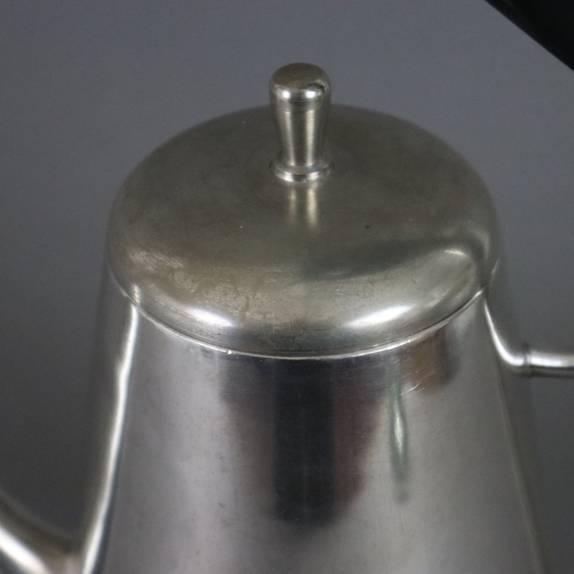 Mid-Century Kaffeekanne - um 1940/50, Weißmetall, große konische Kanne auf drei Füßen, konischer Au - Image 2 of 7