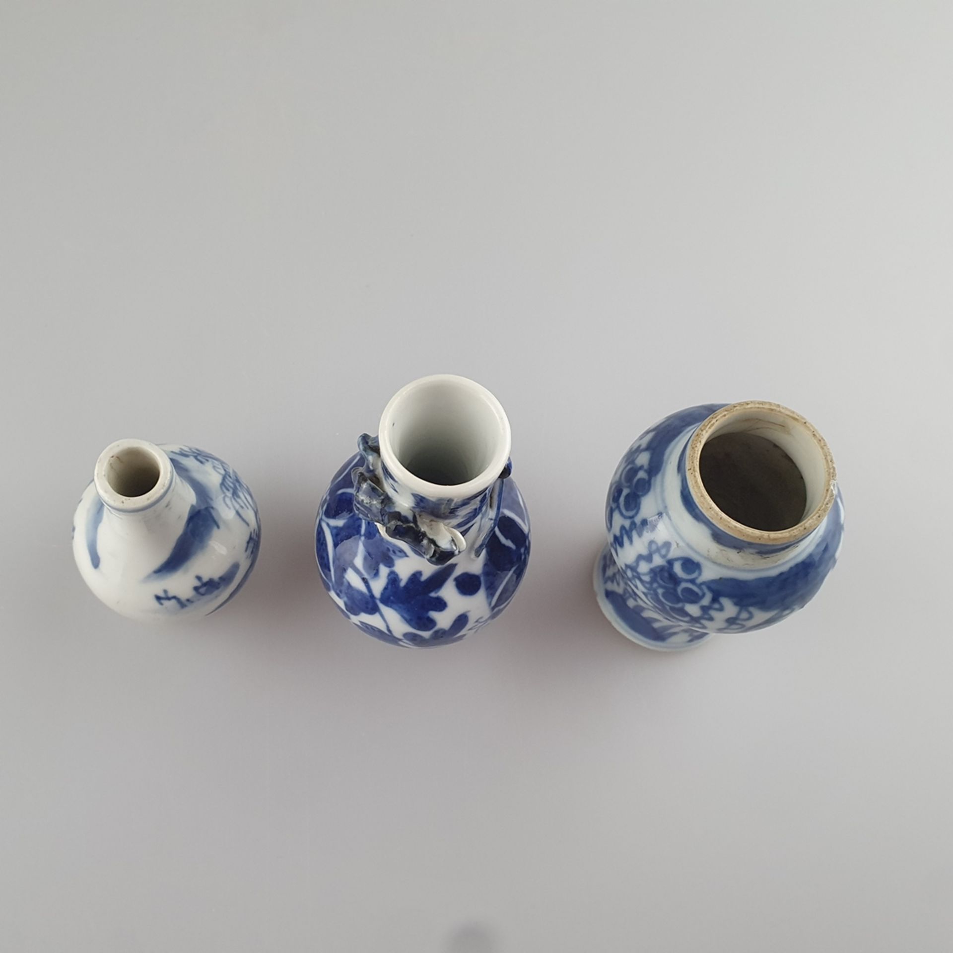 Konvolut Miniaturgefäße- China, 3-tlg, diverse Formen und Dekore in Unterglasurblau, 1x mit Drachen - Bild 4 aus 10