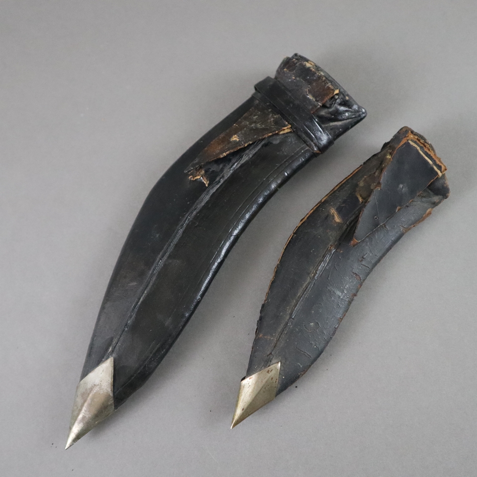 Zwei Kukri-Messer - Indien 20.Jh., typische gebogte Klinge mit Klingenkerbe, Holzgriff, Holzscheide - Image 9 of 9