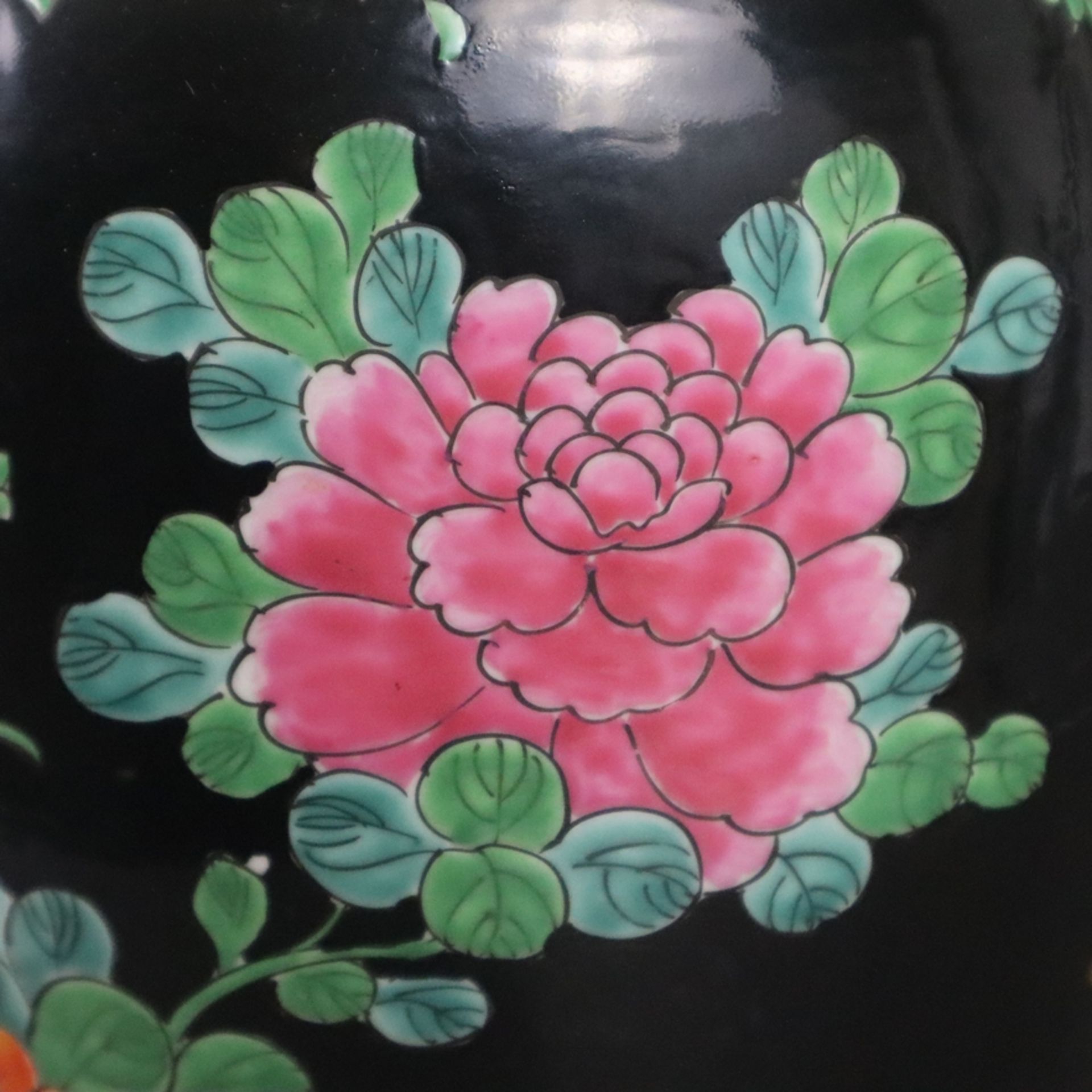 Vase mit glückverheißenden Motiven - China 20.Jh. gebauchter Balusterkorpus, auf schwarzem Fond üpp - Bild 9 aus 11