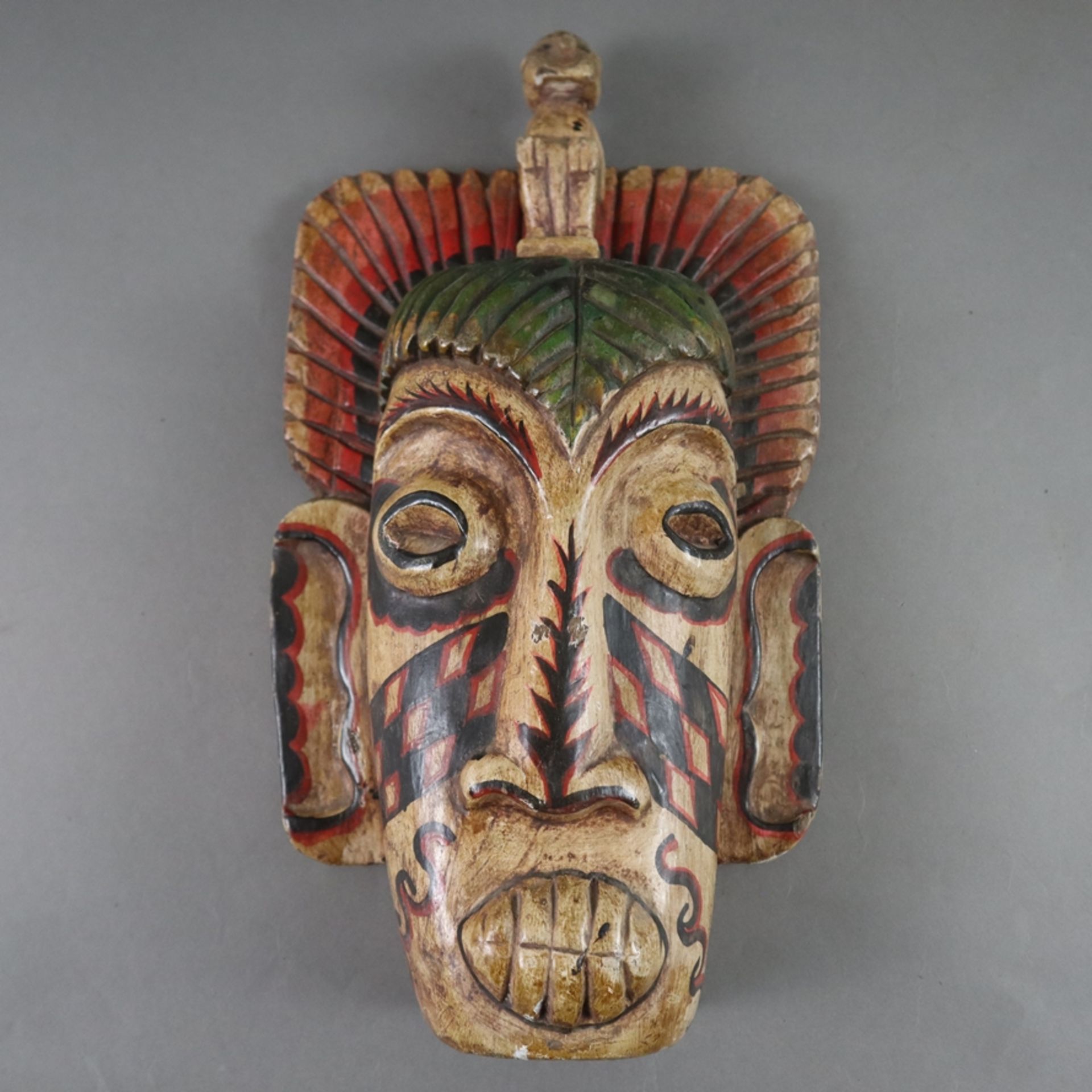 Konvolut von acht Masken - Indonesien, Holzmasken mit buntem Dekor, verschiedene Motive, Ausführung - Bild 7 aus 9