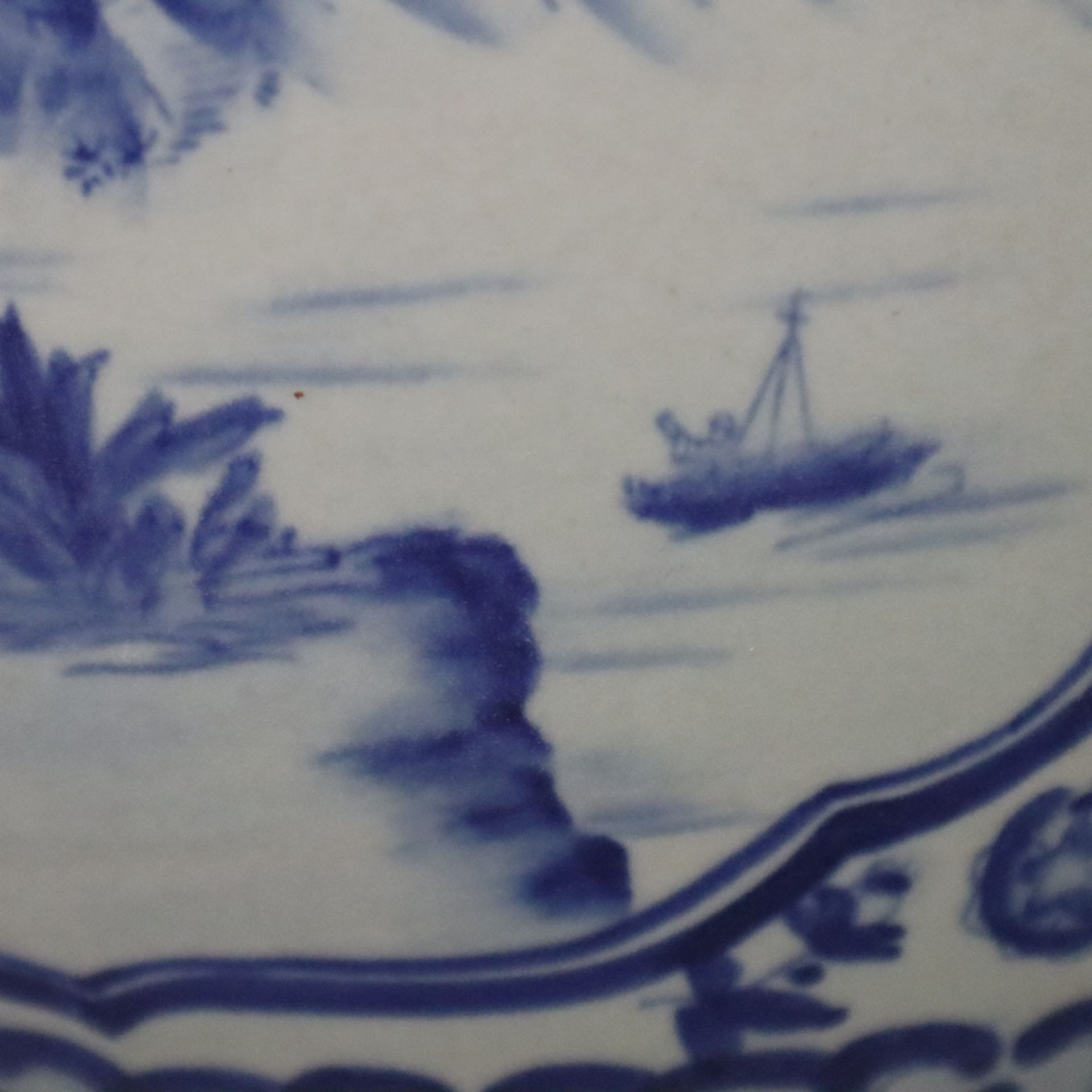 Blau-weißer Cachepot - China, 20. Jh., Porzellan, blau-weiß bemalt, bauchiger Korpus mit eingezogen - Bild 8 aus 9