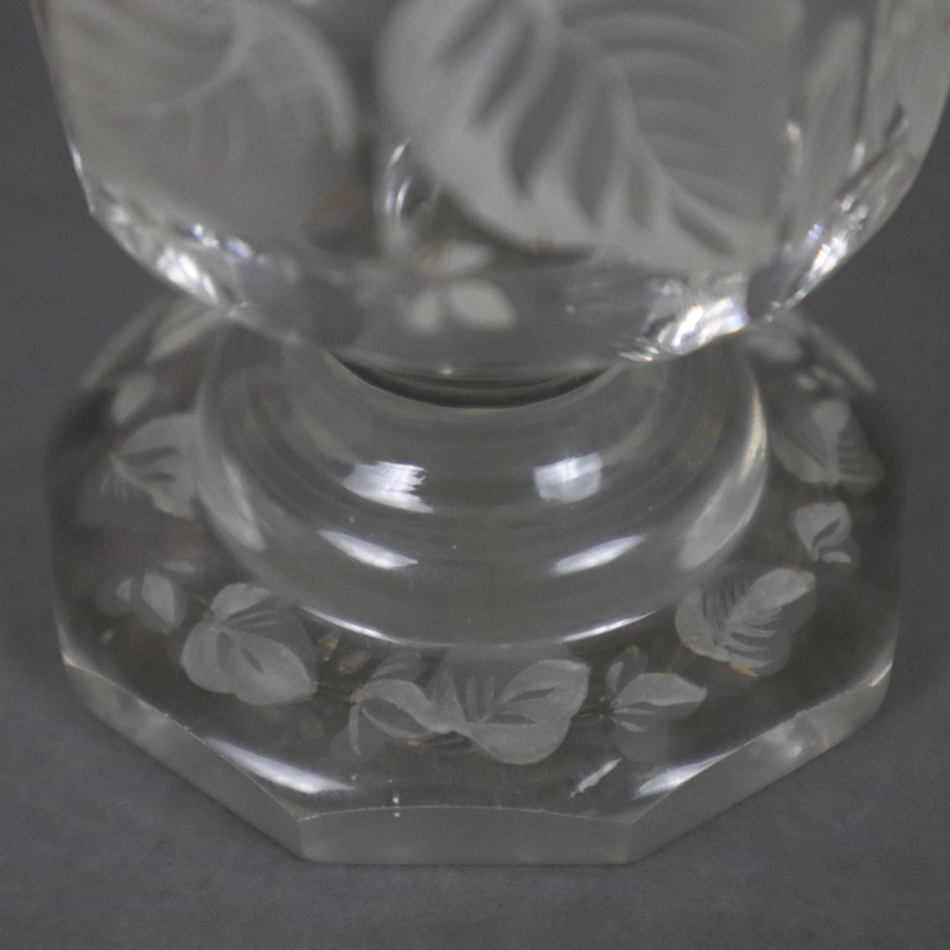 Zwei Gläser - 19. Jh., farbloses Glas, 1x Fußglas, 9-fach facettiert, floral bemalt, Reste der Gold - Image 9 of 10