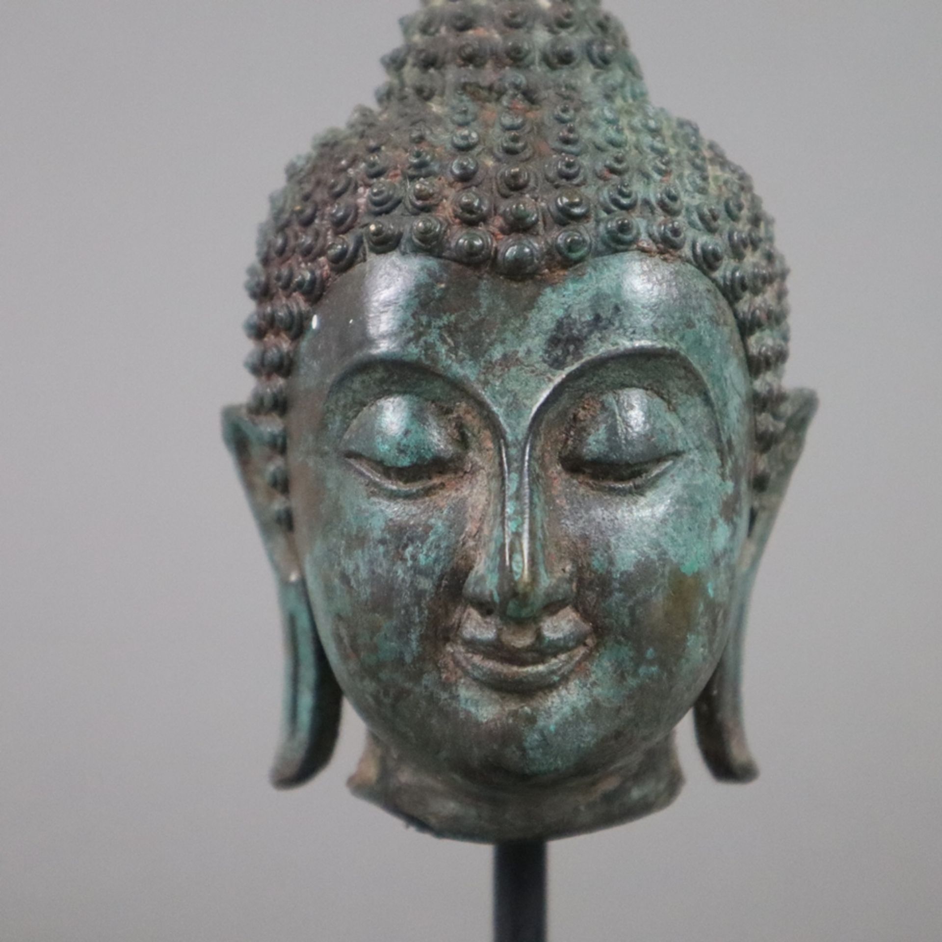 Buddhakopf im Sukhothai-Stil - Thailand, Bronzelegierung mit grüner Patina und Kupferausblühungen, - Image 3 of 6
