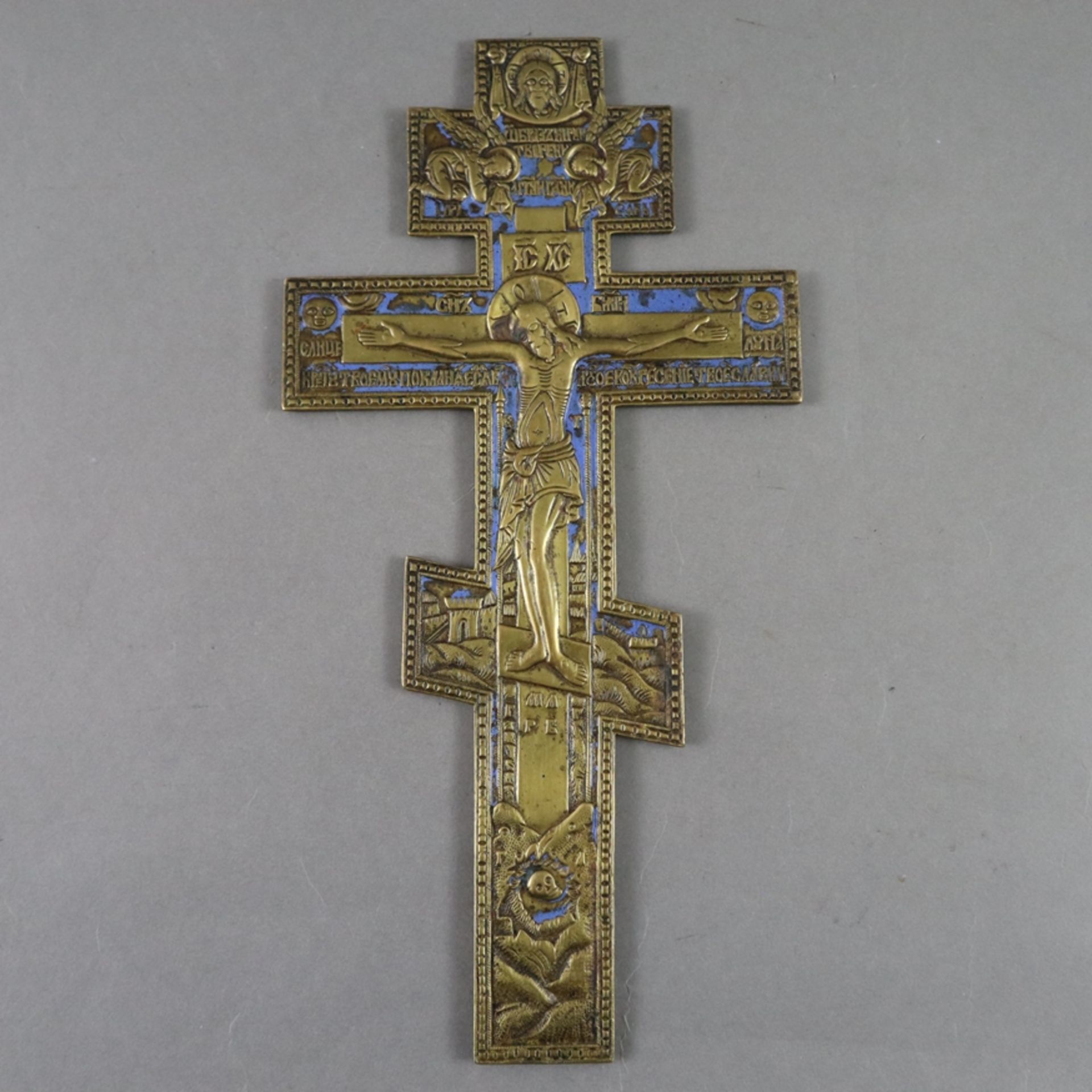 Segenskreuz - Russland, 19.Jh., Gelbguss, teils blau emailliert, reliefierte Darstellung Christi im