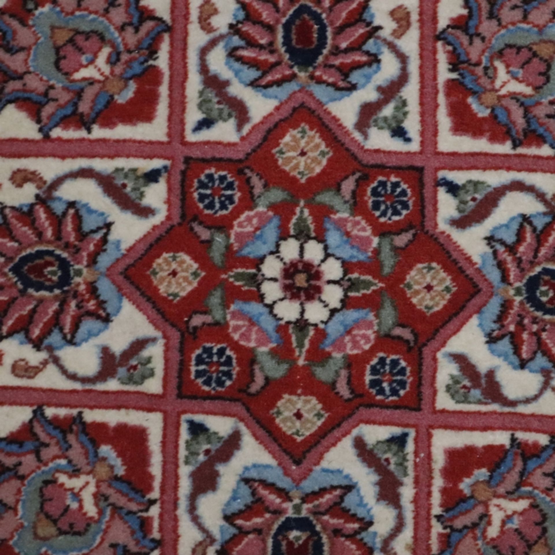 Orientteppich - Türkei, 2. Hälfte 20. Jh., Wolle, beigegrundig, geometrisches und florales Muster, - Image 4 of 6