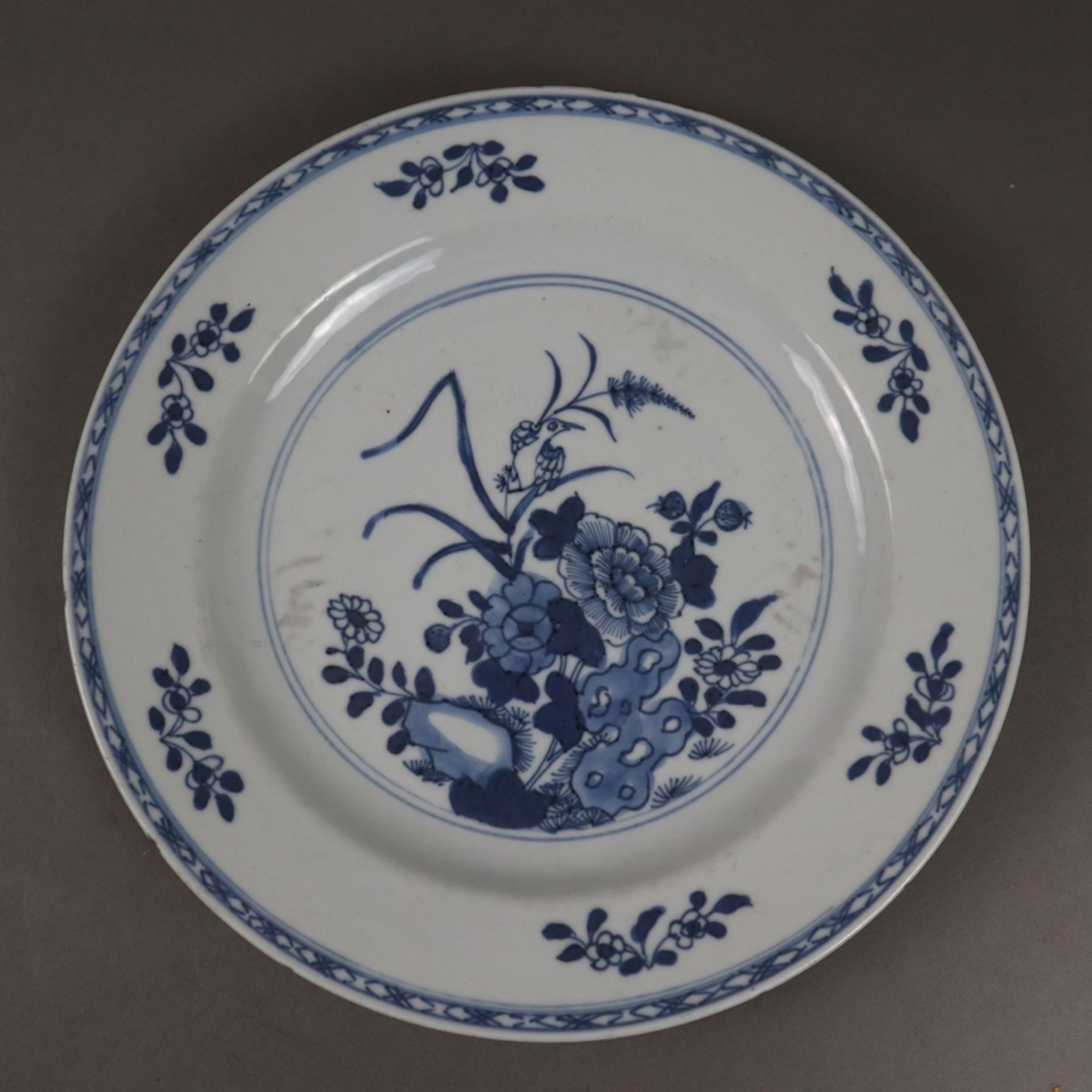 Zwei Teller - China, beide mit floralem Dekor in Unterglasurblau, nicht identisch, Glasurbestoßunge - Bild 5 aus 8