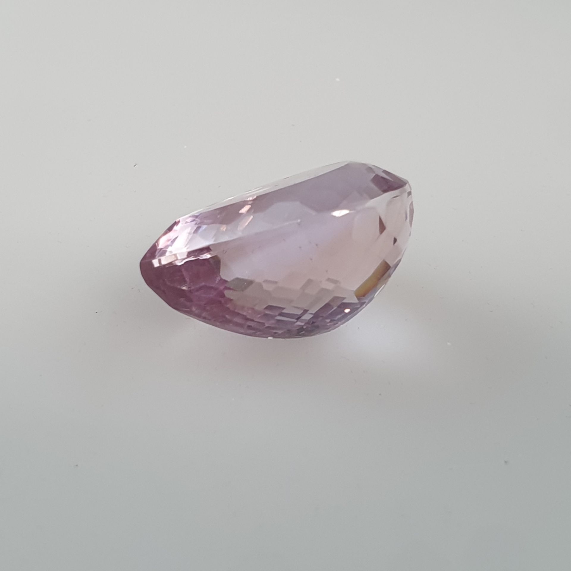 Loser Amethyst - 82,63 ct., Tropfen-/Brioletschliff, Maße: 31,3 x 24,4 x 17,4 mm, WGI-Zertifikat WG - Bild 3 aus 7