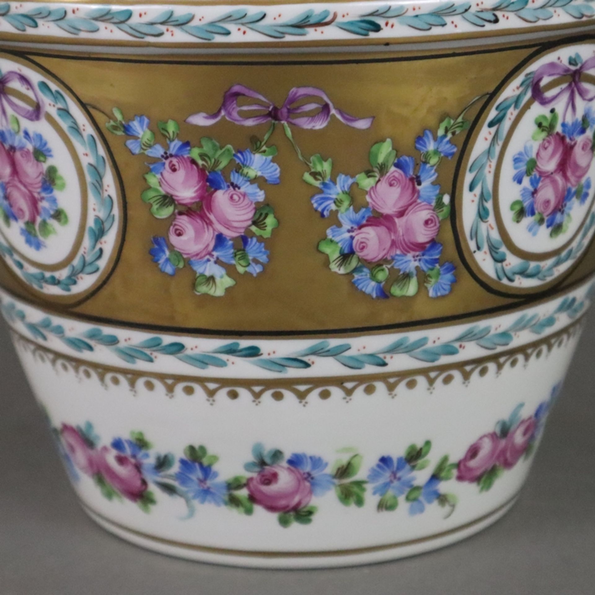 Übertopf/Cachepot - Potschappel, Dresden, 20. Jh., Porzellan, polychrom bemalt mit Blumendekor, gol - Image 6 of 7