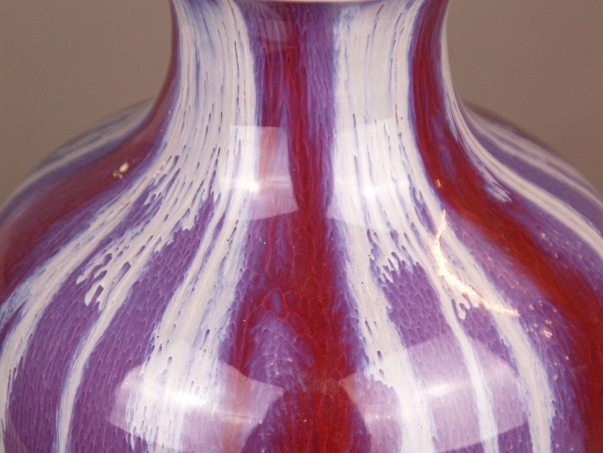 Vase mit Flambé-Glasur - China 20.Jh., gebaucht balusterförmige Vase mit ausgestellter Mündung, bed - Bild 3 aus 6