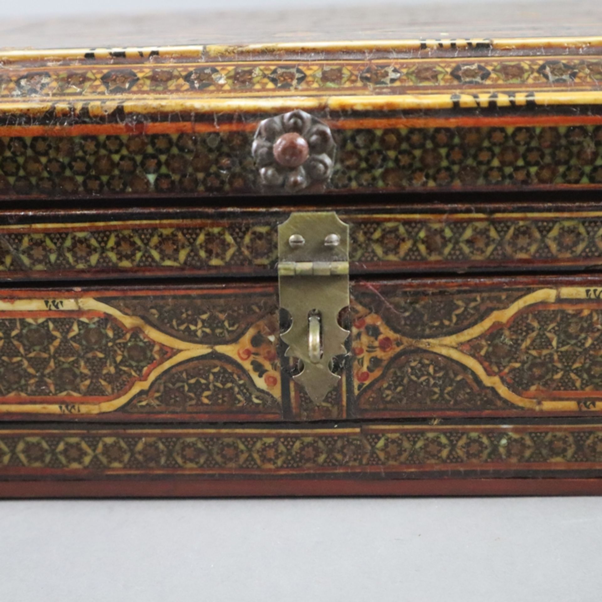 Spiegelschatulle - Persien, große Holzkassette mit durch Ketten gesichertem Scharnierdeckel, intars - Image 8 of 8