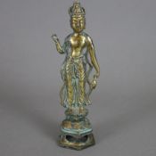 Kleine Bronze des Kannon - Japan, Bronze mit Vergoldung, grüne Patina, seitlich abgeflachte Figur a