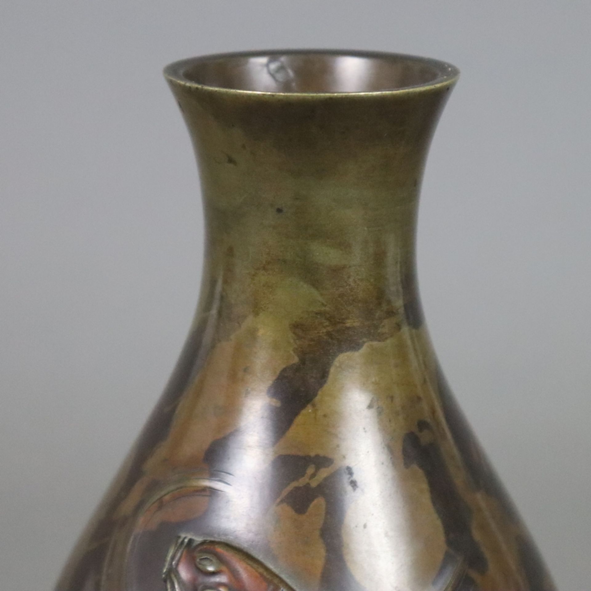 Vase mit Fischrelief - Japan, 20.Jh., Bronzelegierung, braun marmoriert, Balusterform, schauseitig - Image 2 of 6