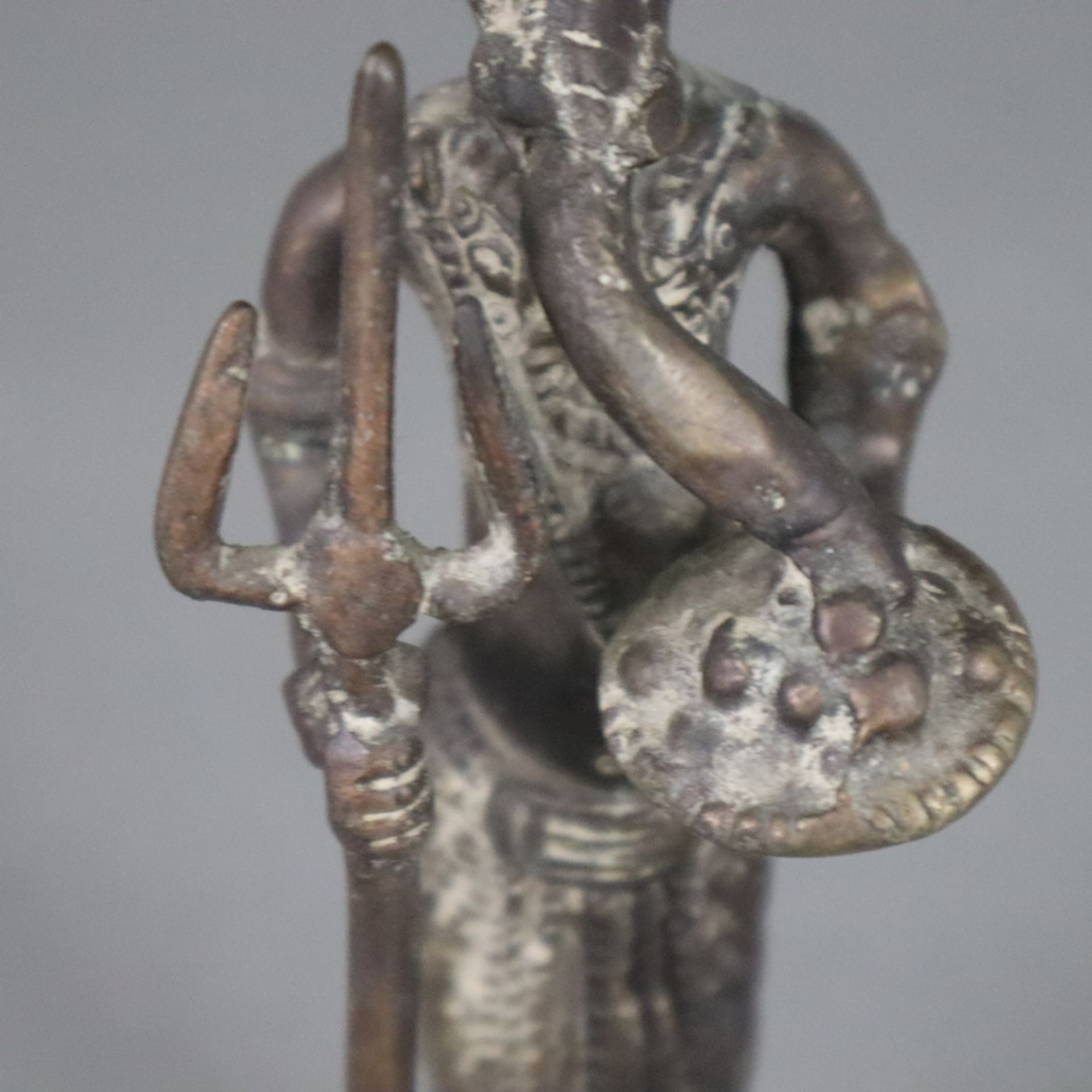 Elefantengott Ganesha - wohl Tibet/Nepal, Bronze, braun patiniert, stehende Darstellung mit Zepter  - Bild 6 aus 7