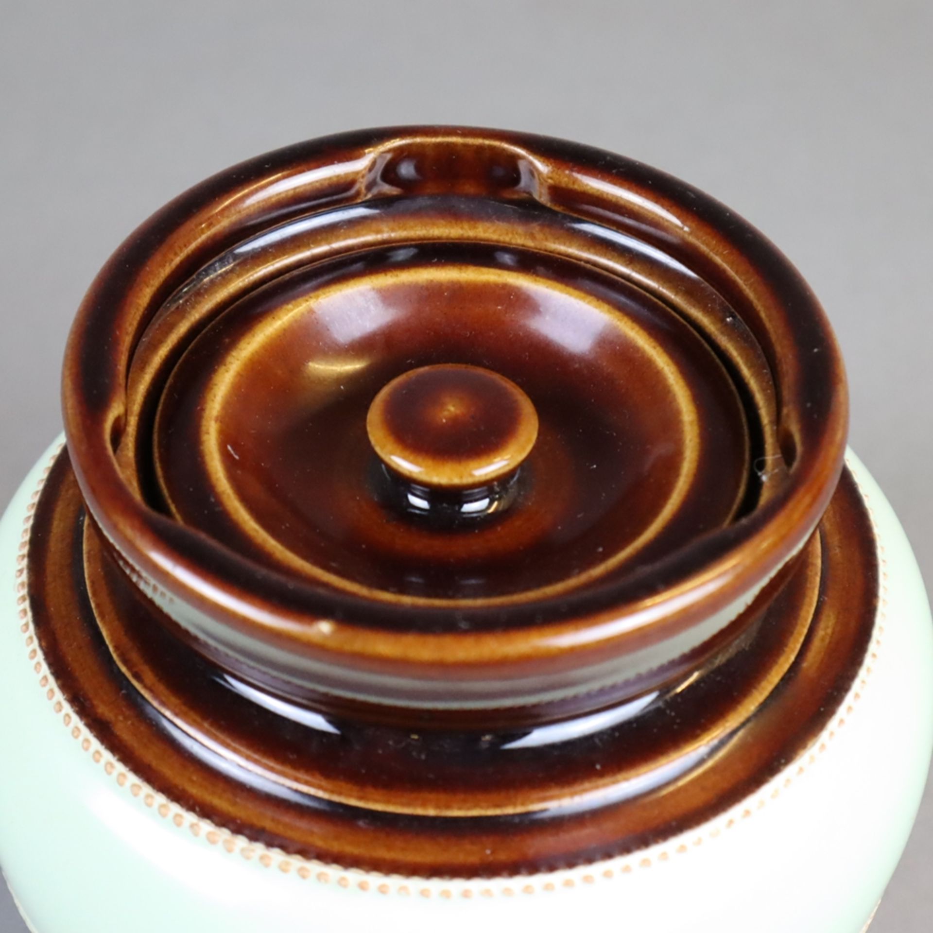 Keramik-Tabaktopf - sandfarbener Scherben, Glasur in Braun und Lindgrün, gebauchte Wandung auf zurü - Bild 2 aus 5