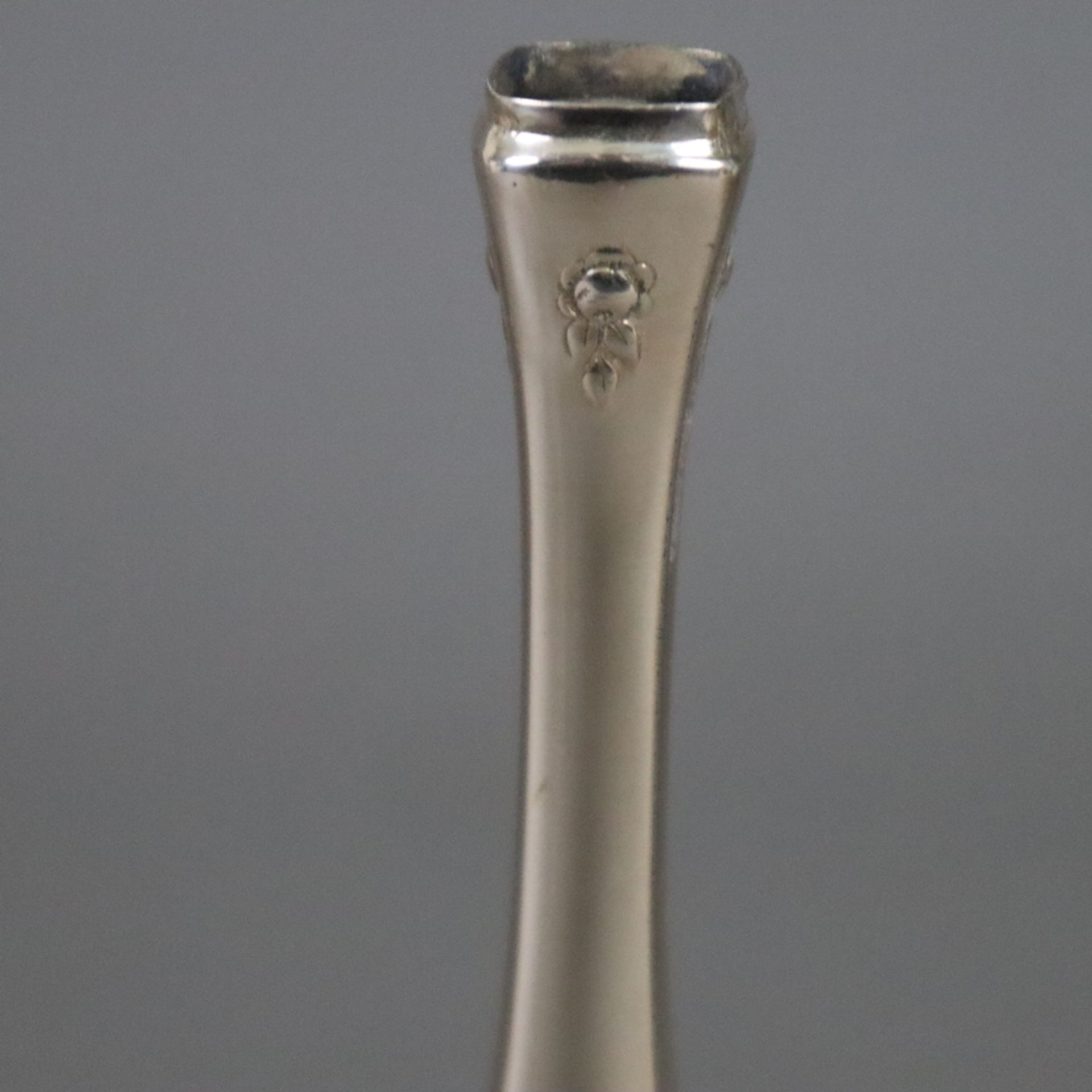 Kleine Ziervase - 800er Silber, schmale Form auf viereckigem Fuß (beschwert), relieferter Blumendek - Bild 3 aus 5