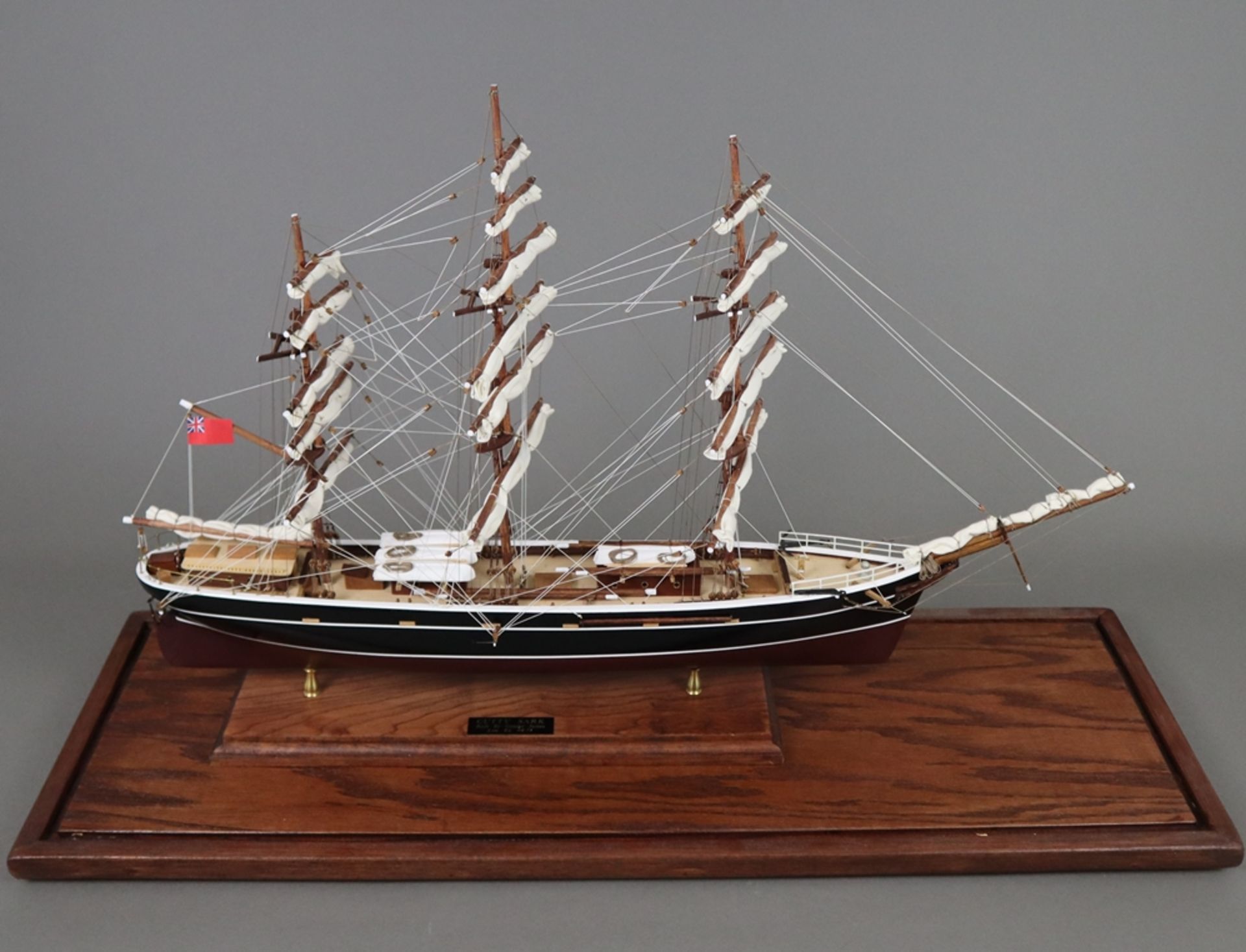 Modellschiff "Cutty Sark" im Schaukasten - maßstabgerechter Nachbau des englischen Tee- und Wollkli - Bild 3 aus 13