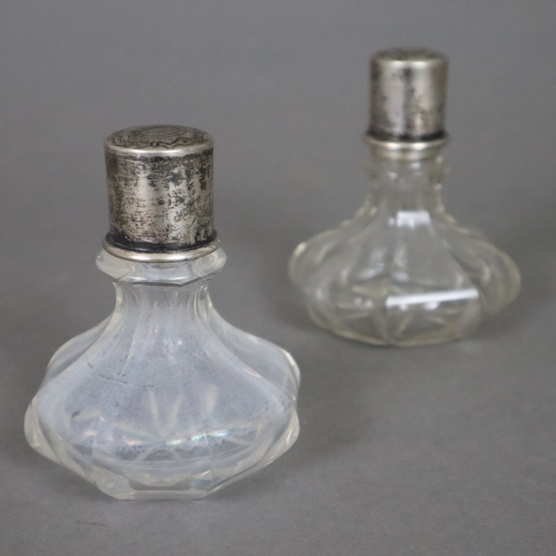 Drei Glasflakons mit Silbermontur - 2x Parfumflakons, wohl Österreich, farbloses Glas, achtfach fac - Bild 5 aus 10