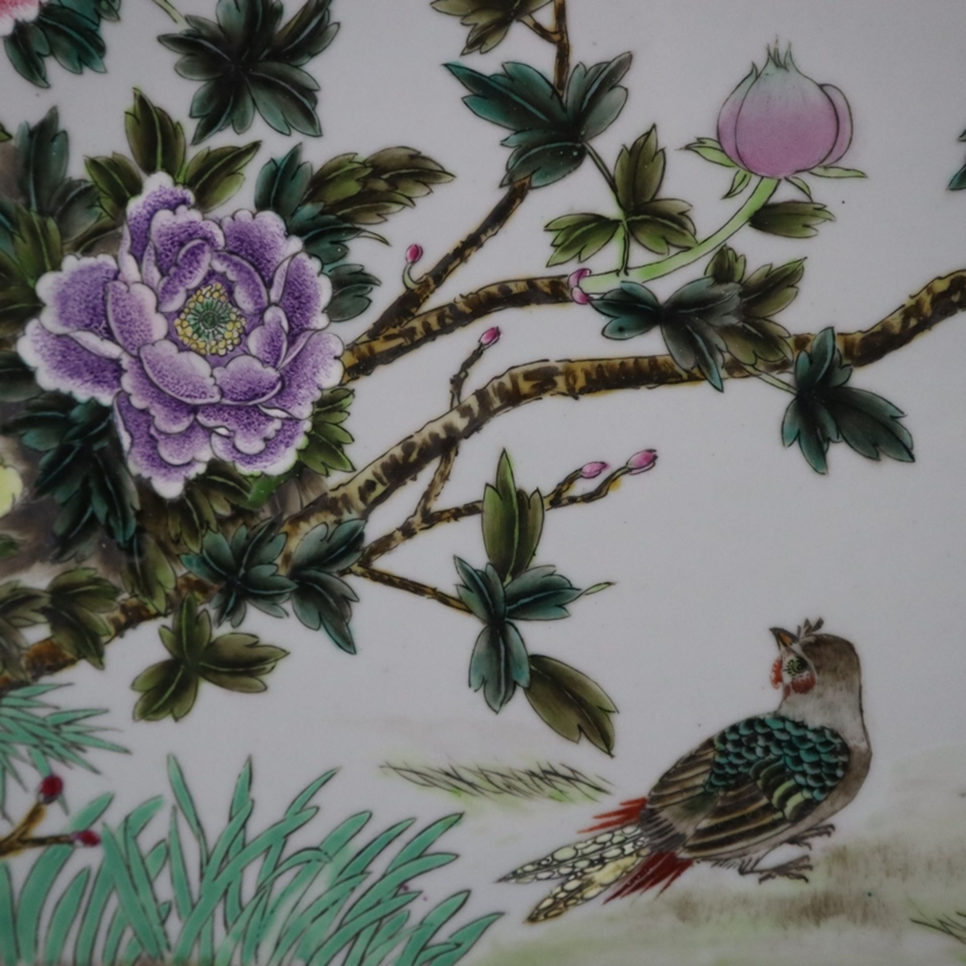 Großes schweres Porzellanbild - China, 20.Jh., Vogelpaare am blühenden Päonienstrauch, umflattert v - Image 8 of 9