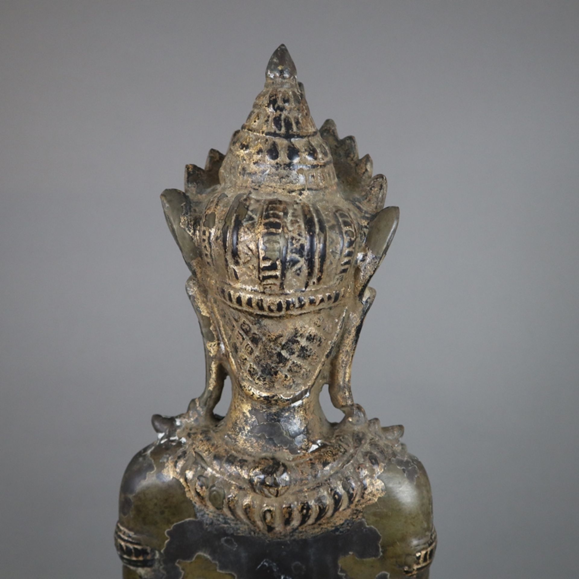 Schwere Buddhafigur im Lopburi-Stil - Thailand, Bronze mit Resten der alten Vergoldung, auf auf ein - Bild 10 aus 11