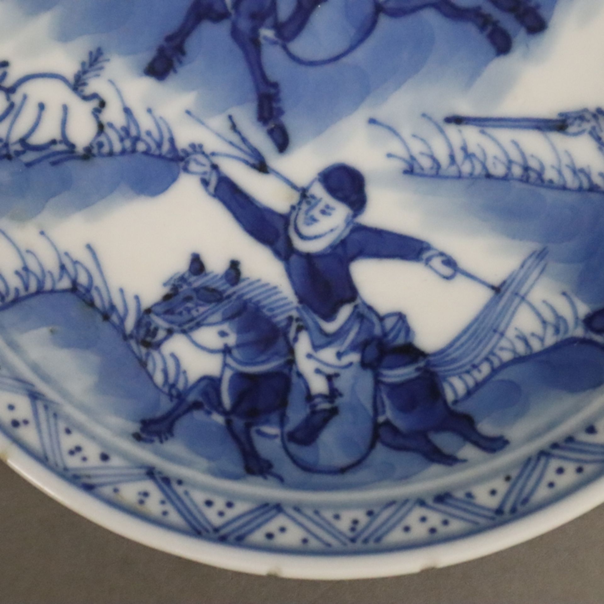 Drei Blauweiß-Tellerchen - China, Porzellan, als Dekor Landschaften mit berittenen Jägern auf Hasen - Bild 6 aus 9