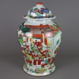 Deckelvase - Porzellan, balusterförmige Wandung mit Dekor in den Farben der Famille vert, umlaufend