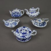 Konvolut Teekännchen - China 20.Jh., Porzellan mit blau-weißer Bemalung, diverse Formen und Dekore,