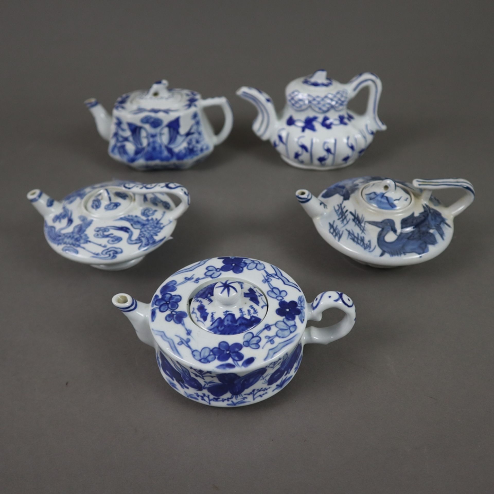 Konvolut Teekännchen - China 20.Jh., Porzellan mit blau-weißer Bemalung, diverse Formen und Dekore,