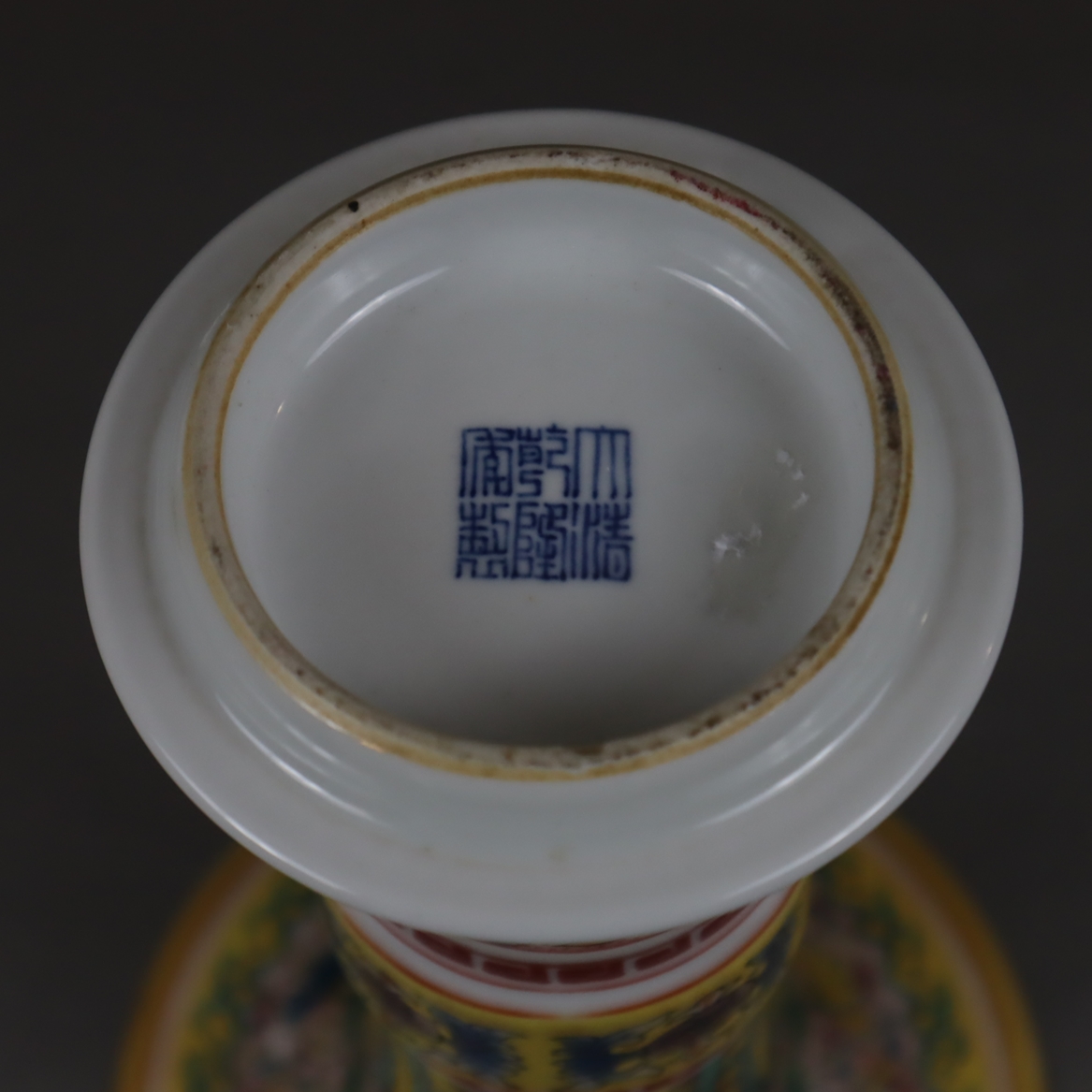 Vase - Porzellan, China 20.Jh., in traditioneller Gu-Form mit üppigem floralem Schmelzfarbendekor, - Image 8 of 8