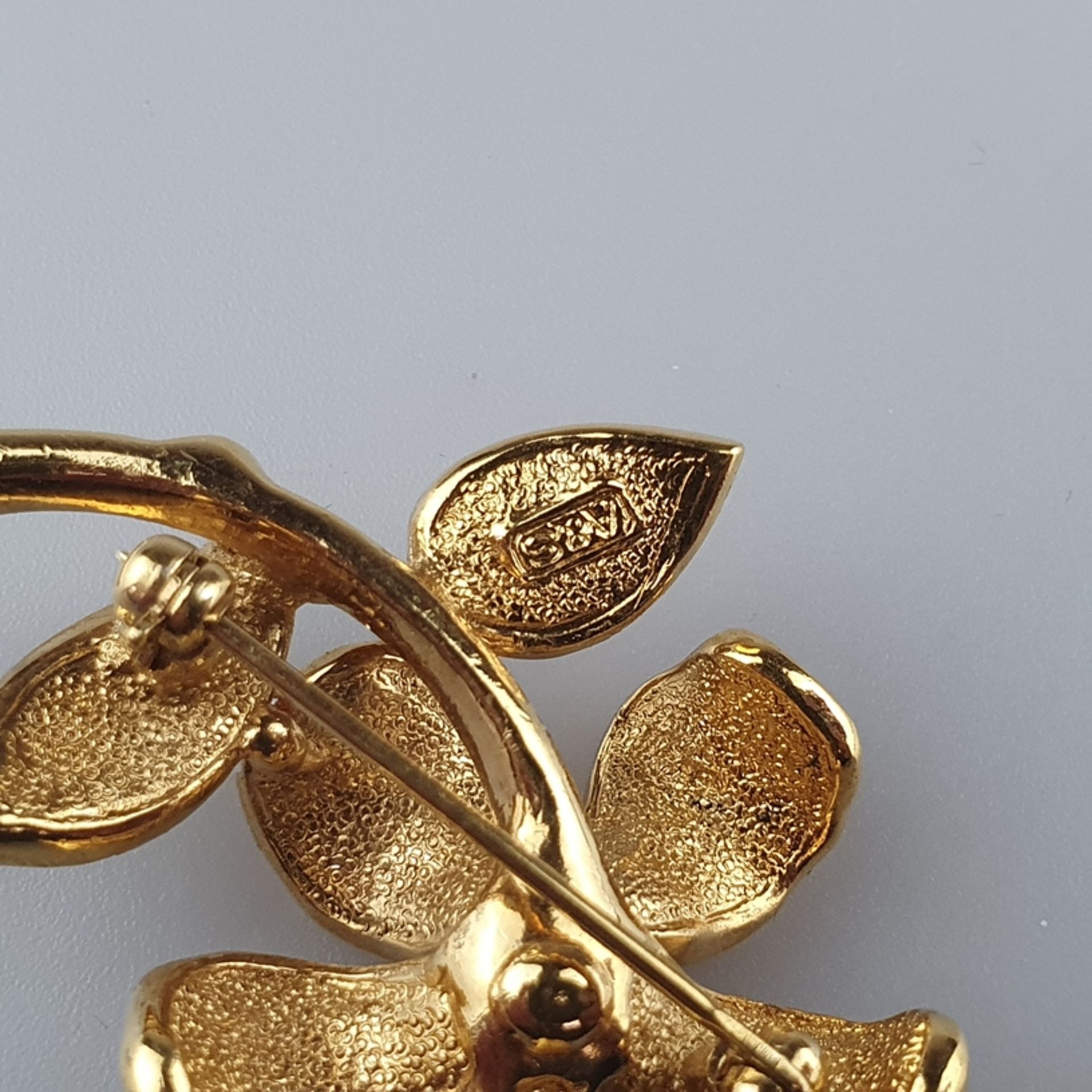 Vintage-Brosche - Attwood & Sawyer / Großbritannien, filigrane Blume, Metall vergoldet, Transluzide - Bild 4 aus 4
