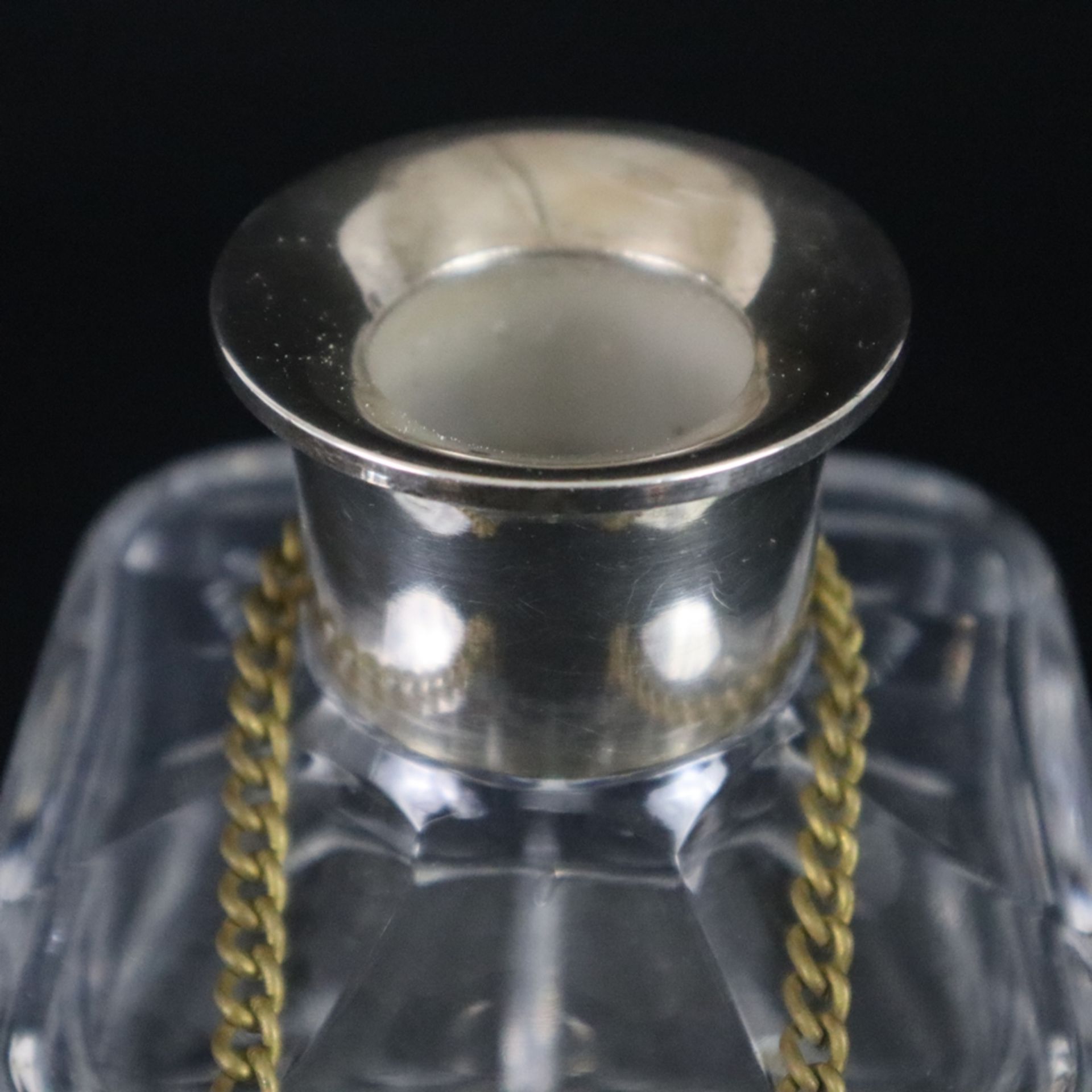 Whiskykaraffe mit Silbermontur -20. Jh., dickwandiges Klarglas mit Schäl-, Kugel- und Kehlschliff,  - Bild 3 aus 7